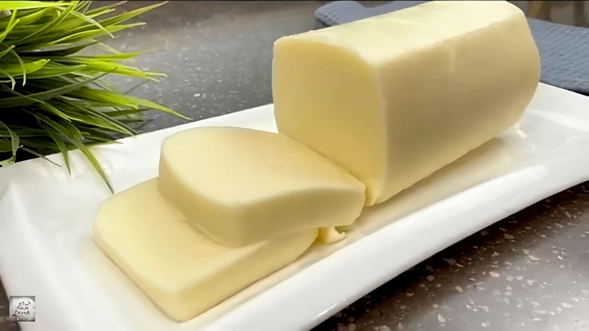 "Удивительный рецепт приготовления сыра чеддер из 1 литра молока" - так можно назвать видео-ролик, в котором рассказывается о том, как приготовить 1,5 кг сыра чеддер из 1 литра молока