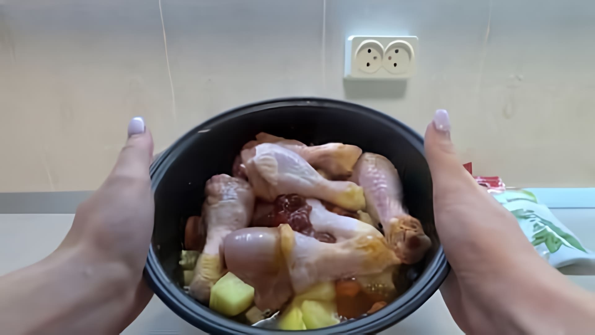 В этом видео демонстрируется процесс приготовления тушеной картошки с куриными ножками в мультиварке