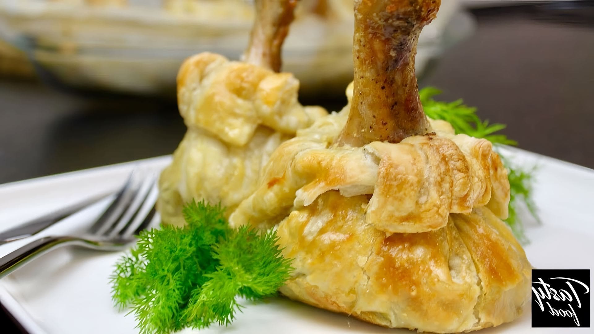 Куриная ножка запеченная в тесте. Голени в тесте в духовке. Голени в тесте в духовке. Куриные ножки в слоеном тесте. Куриная голень в тесте.