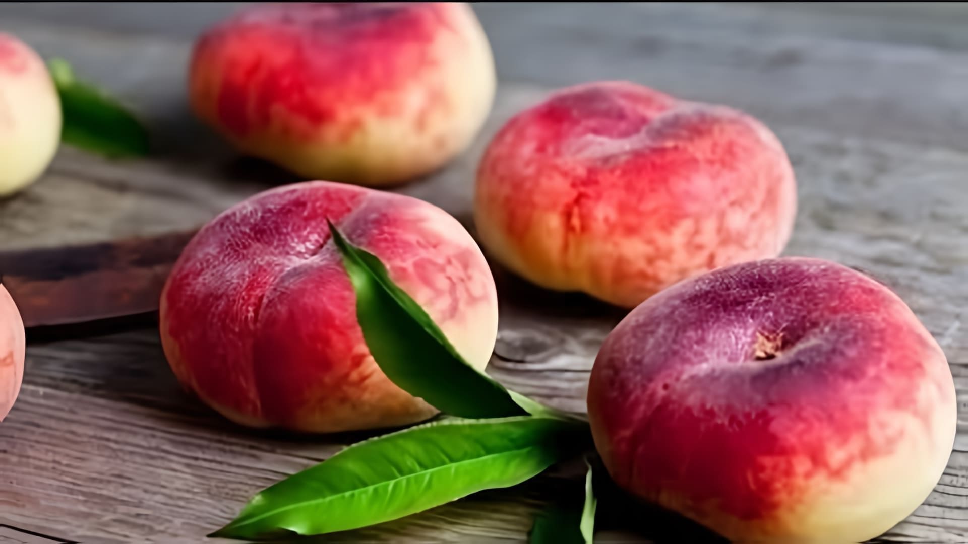 В этом видео демонстрируется процесс замораживания персиков на зиму