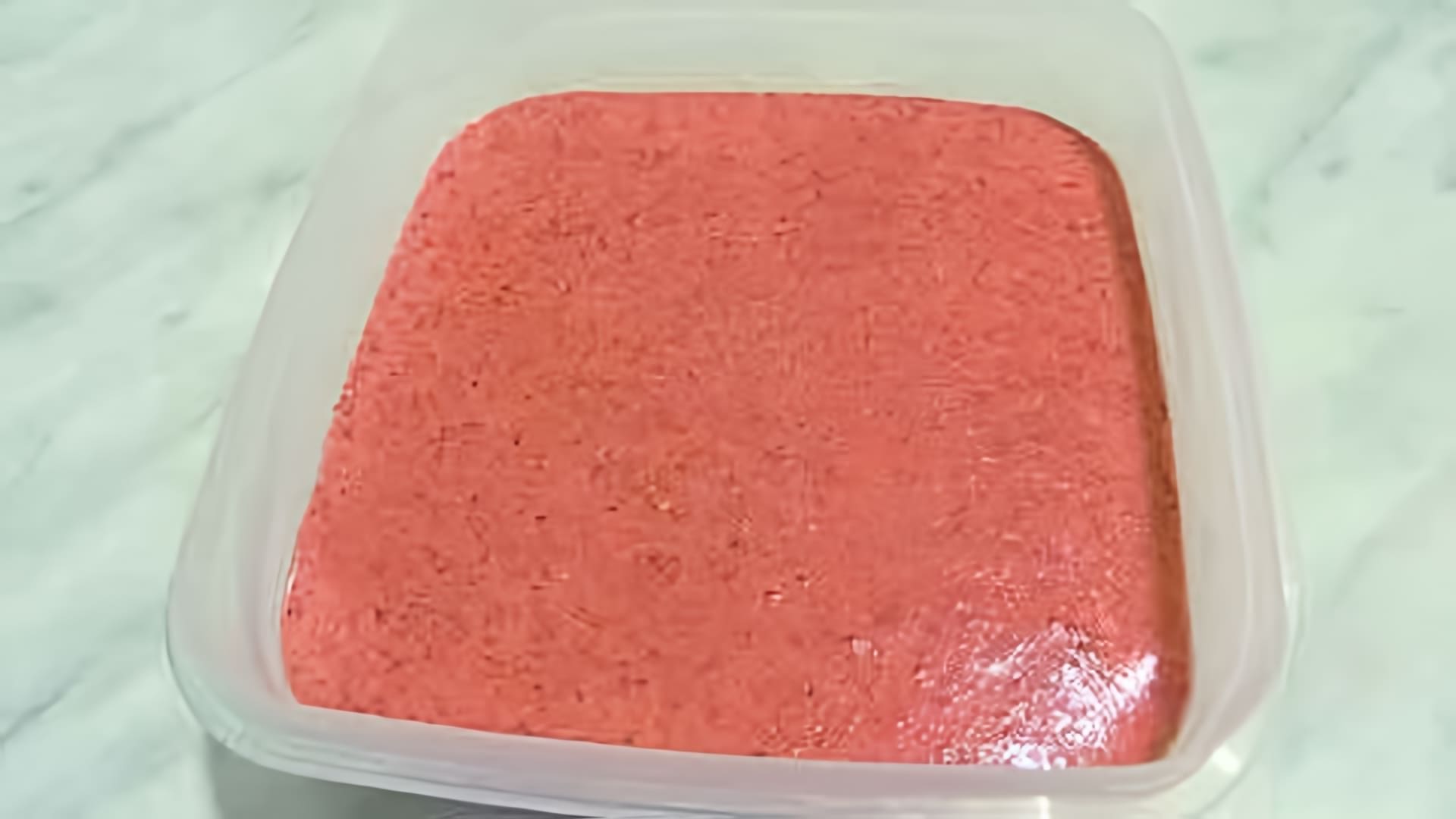 В этом видео показано, как приготовить землянику с сахаром для заморозки