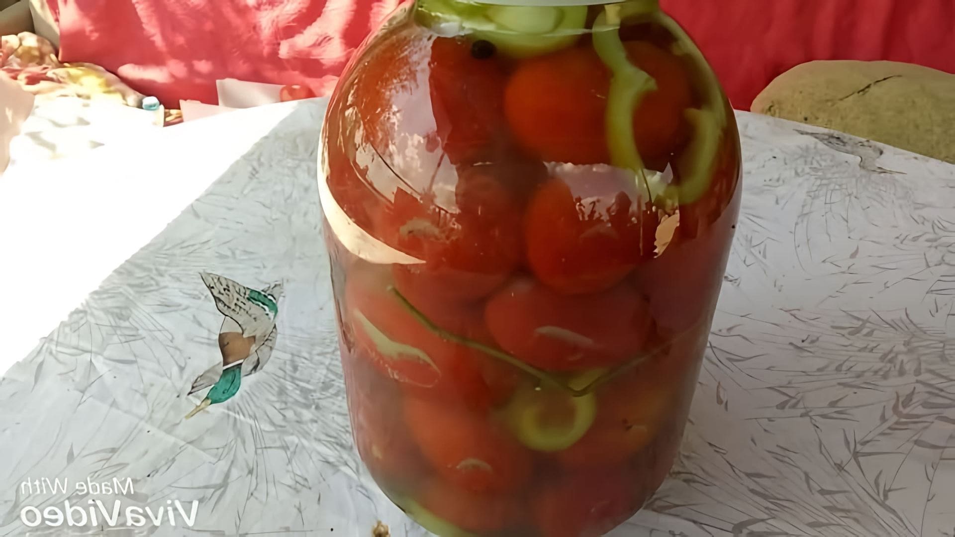 В этом видео демонстрируется процесс приготовления помидоров холодным способом с горчицей