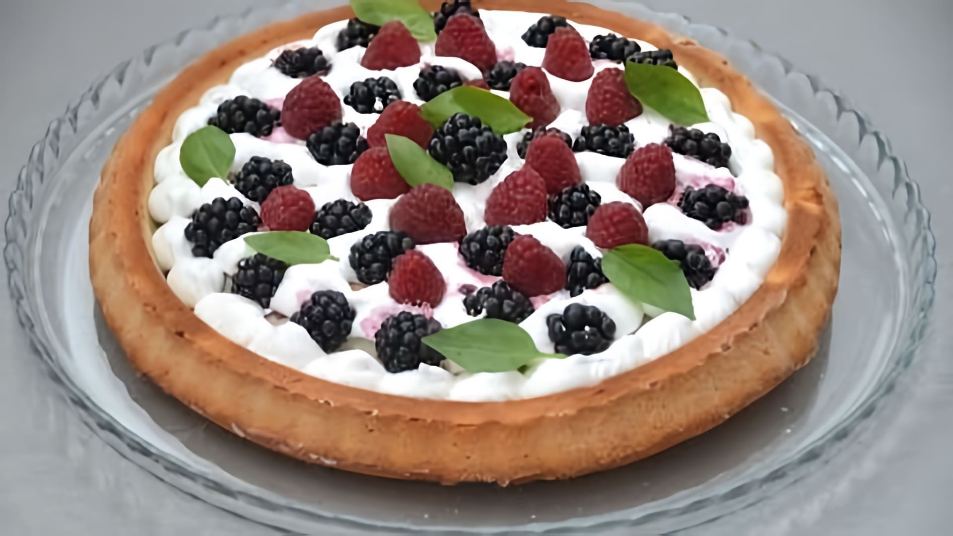 В этом видео демонстрируется рецепт приготовления творожного пирога с ежевикой