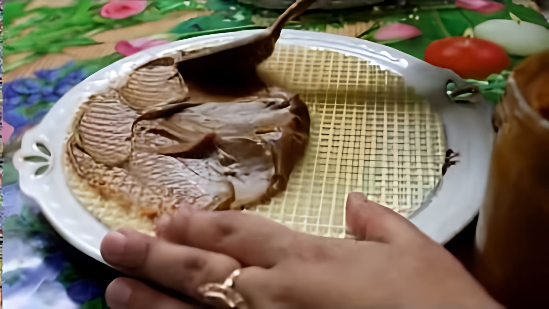 В этом видео демонстрируется рецепт приготовления вафельного торта