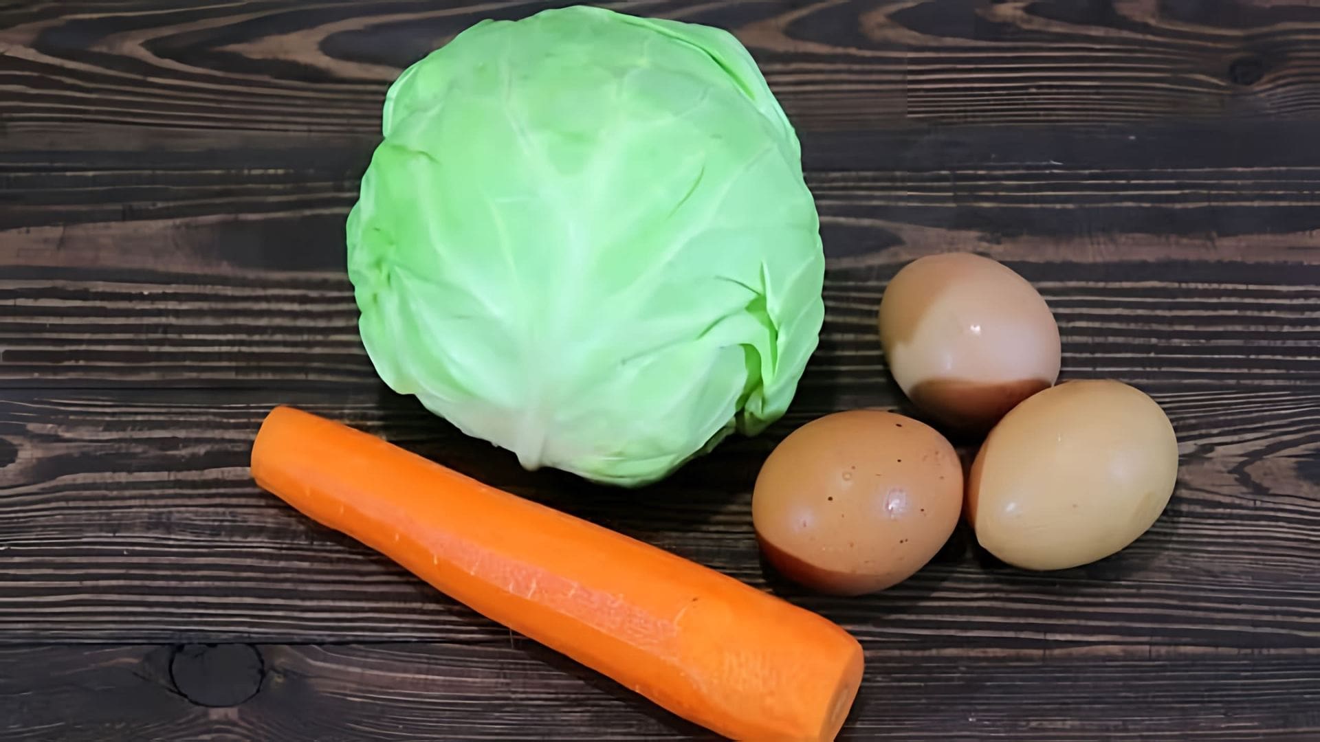 В этом видео демонстрируется процесс приготовления салата из молодой капусты