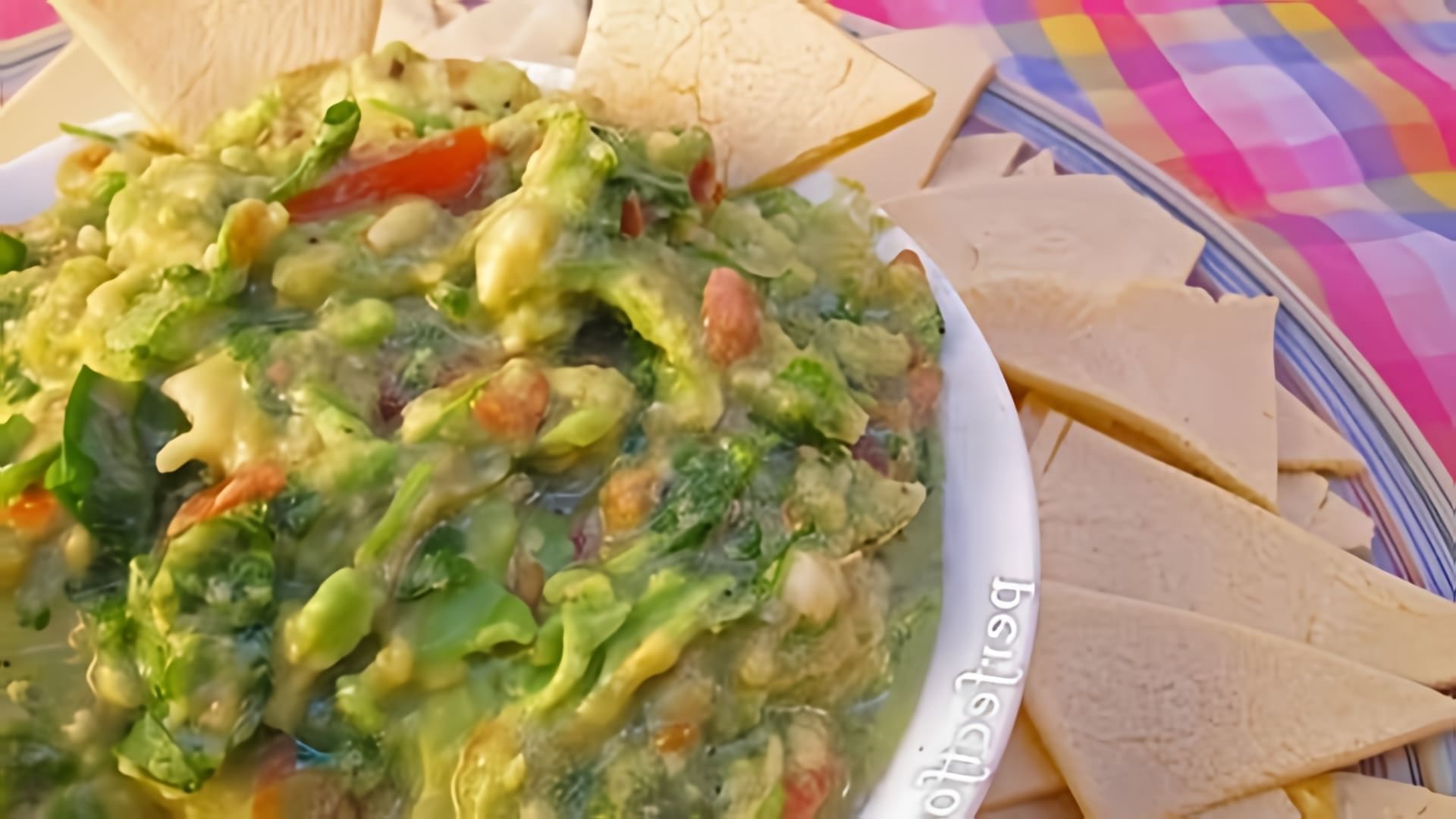 В данном видео Елена показывает, как приготовить мексиканский соус гуакамоле из авокадо