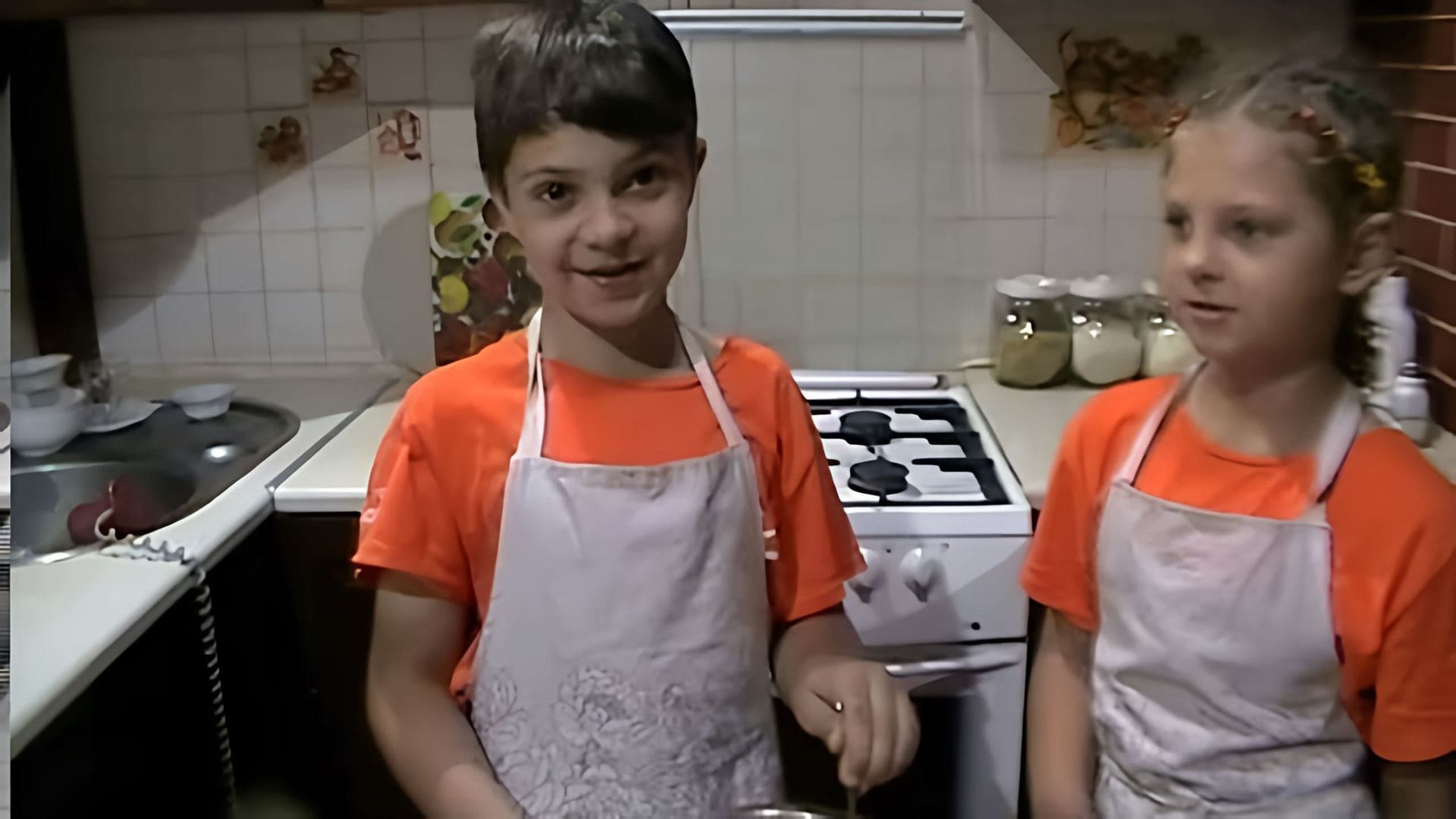 В этом видео демонстрируется процесс приготовления морковной запеканки в сковороде