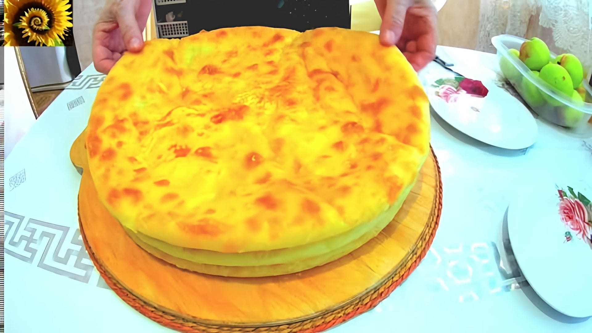 В этом видео демонстрируется процесс приготовления осетинских пирогов с начинкой из картофеля и сыра