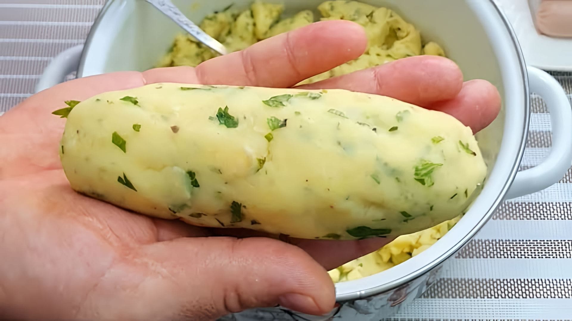 В этом видео-ролике рассказывается о простом и дешевом рецепте ужина, который можно приготовить из картофеля
