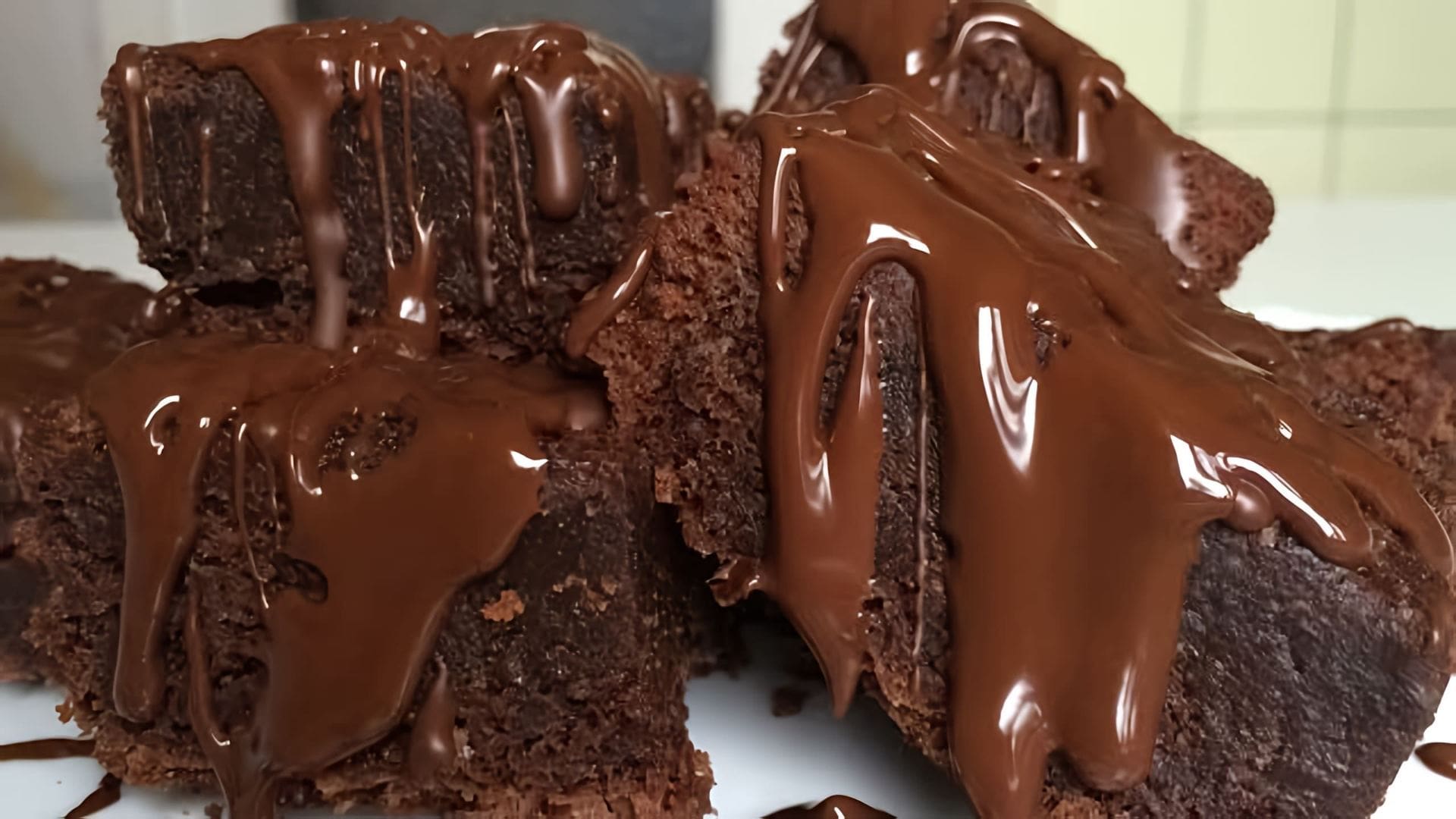 В этом видео демонстрируется процесс приготовления шоколадного брауни