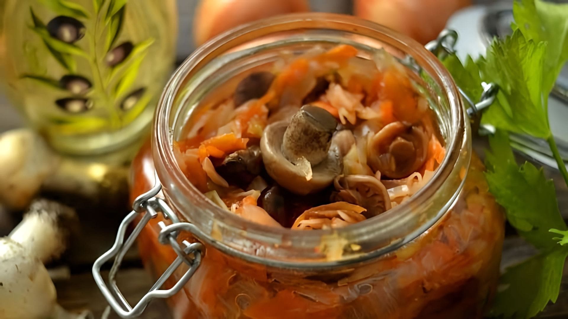 Видео как приготовить солянку, русский маринованный овощной суп, для зимнего хранения с использованием грибов, капусты, моркови и лука