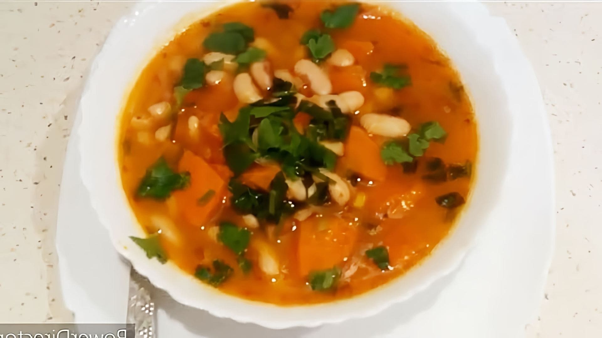 В этом видео демонстрируется процесс приготовления греческого супа из фасоли
