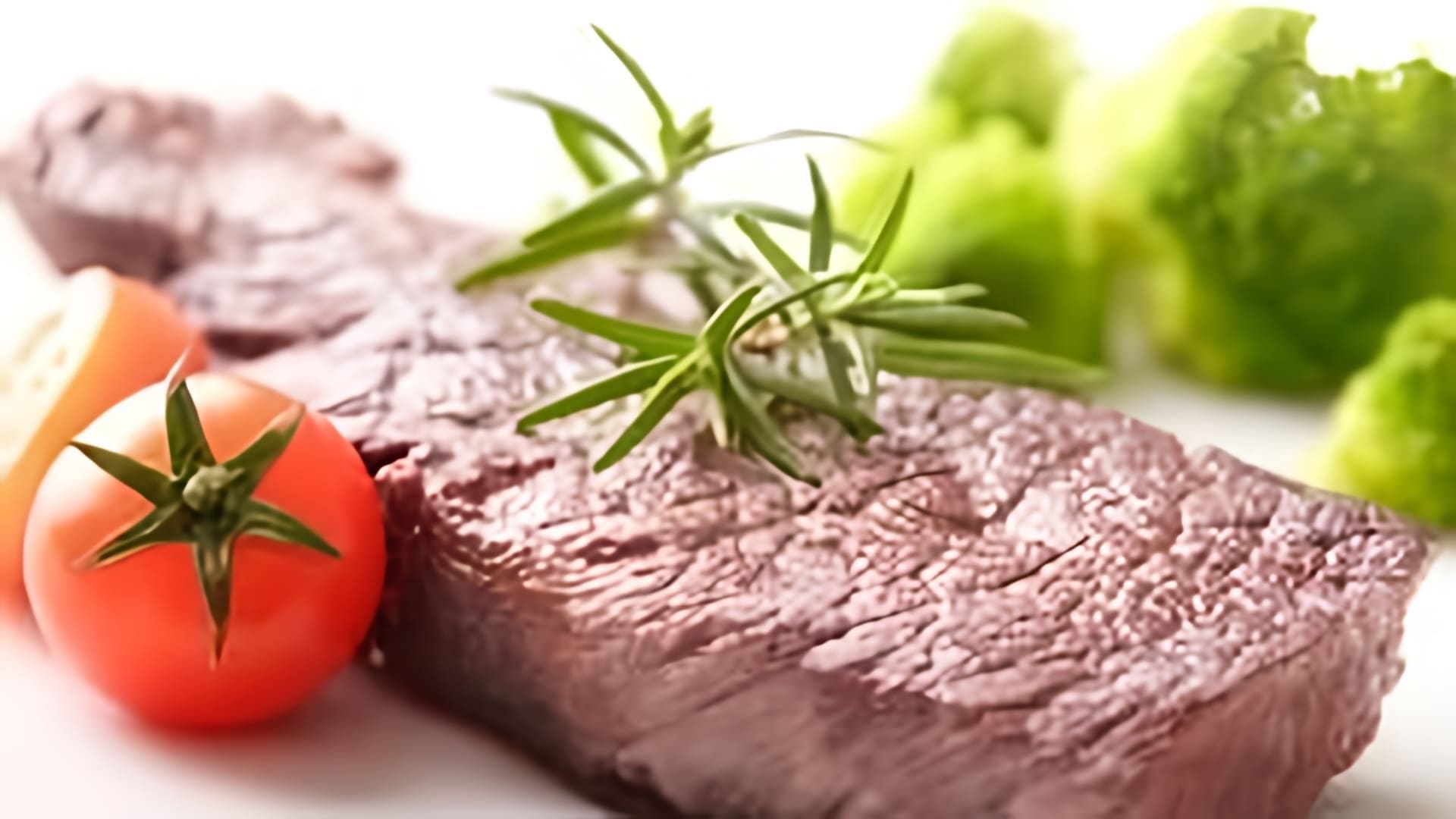 В этом видео Евгений Леонов рассказывает о приготовлении диетической говядины в духовке