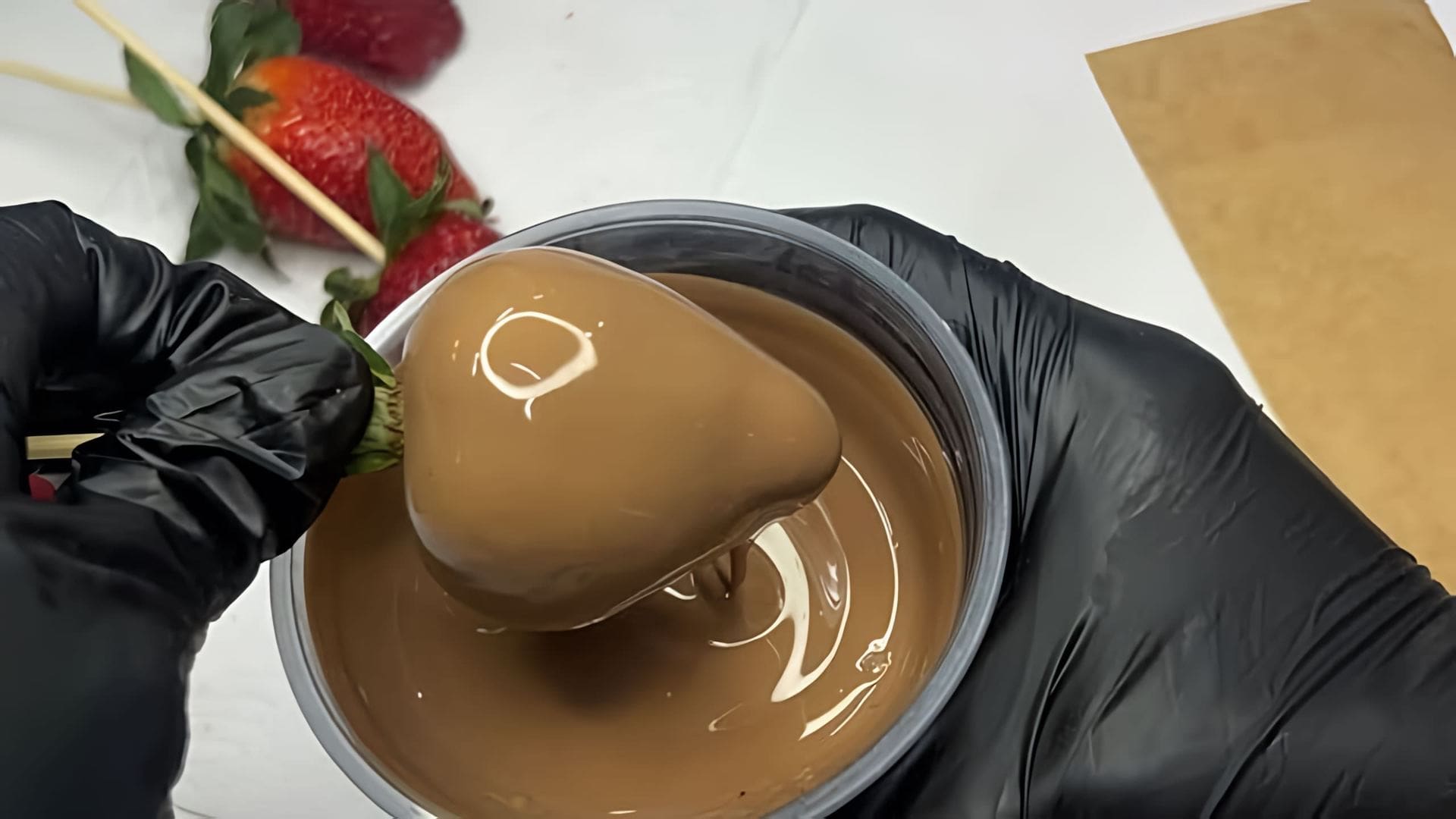 В этом видео рассказывается о создании клубники в шоколаде