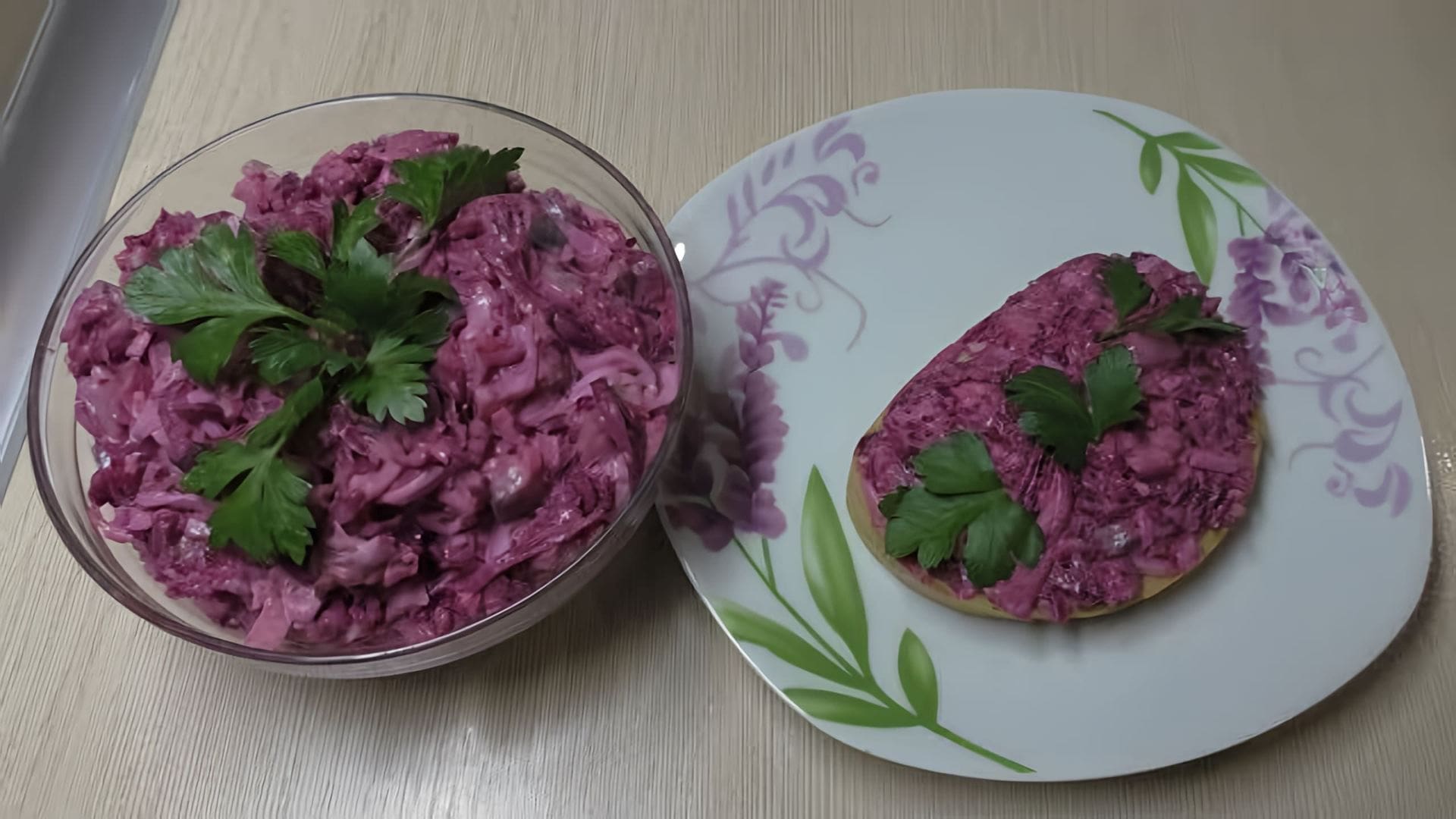 В этом видео демонстрируется рецепт закуски "Ленивая шуба" из селедки и свеклы