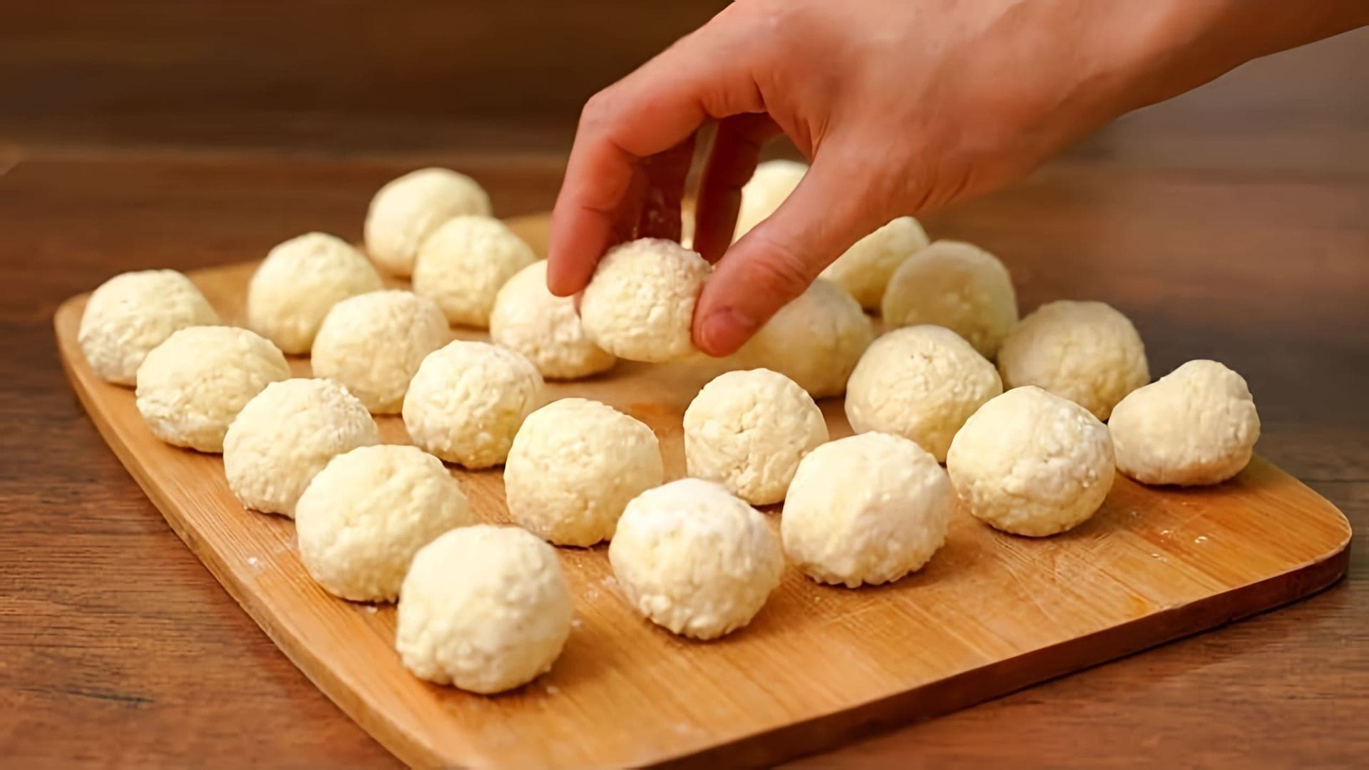 В этом видео демонстрируется рецепт приготовления ленивых вареников из творога