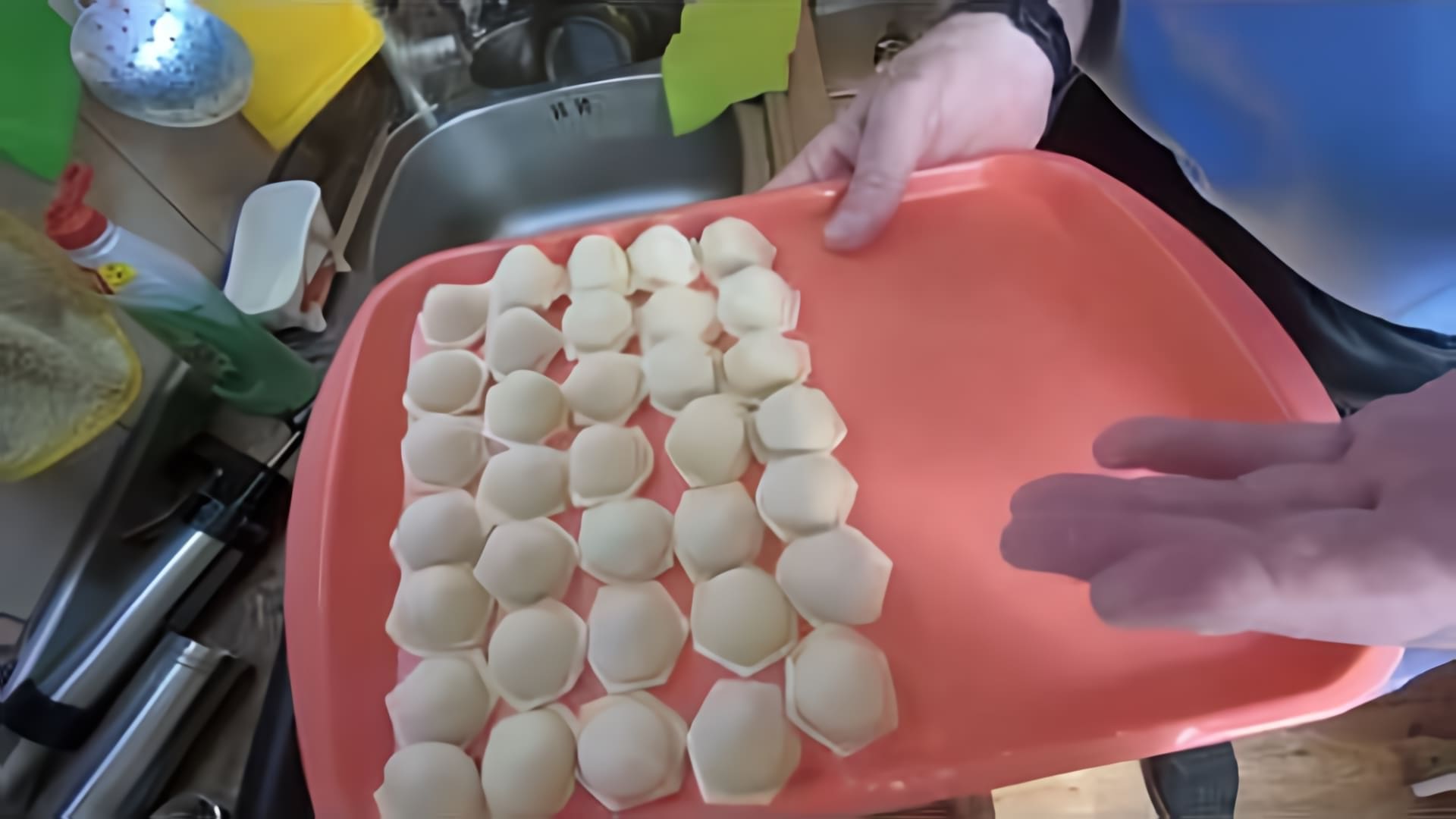 В этом видео демонстрируется процесс приготовления русских пельменей, которые были популярны в СССР