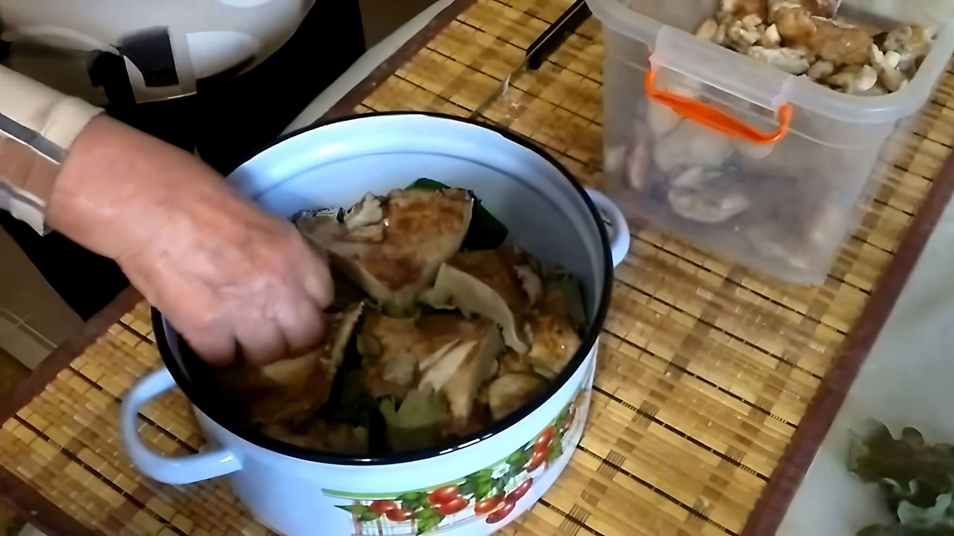 Сколько должны стоять грибы под гнетом. Грузди под гнетом. Грузди соленые. Посолятся грибы в рассоле. Сколько должны стоять грибы под гнетом.