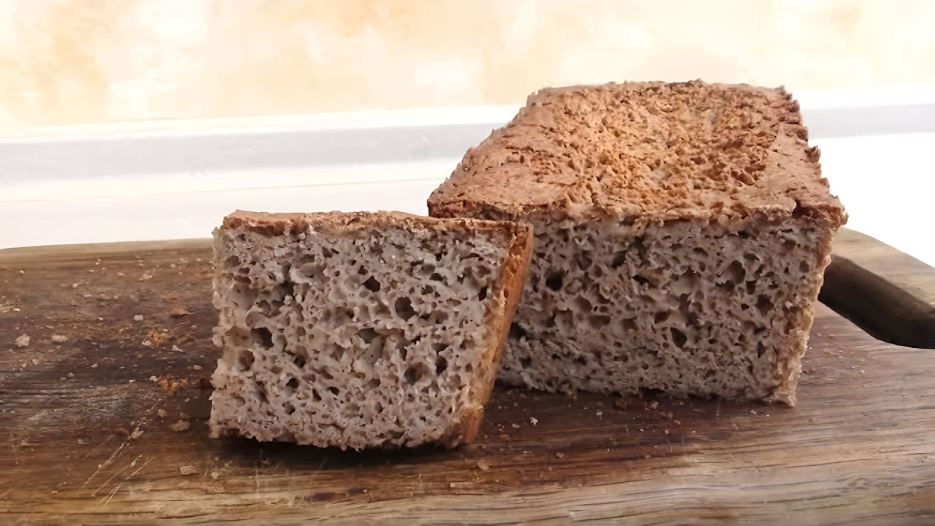 В этом видео Оксана предлагает рецепт домашнего гречневого хлеба без глютена