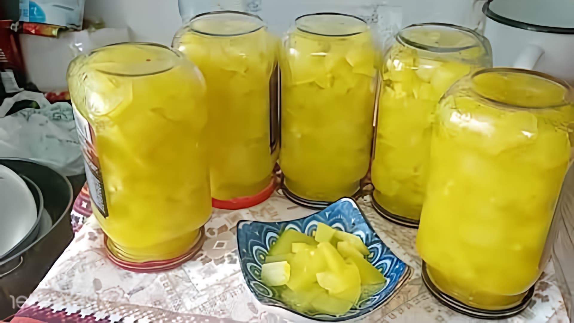 В этом видео показано, как приготовить ананасы из кабачков