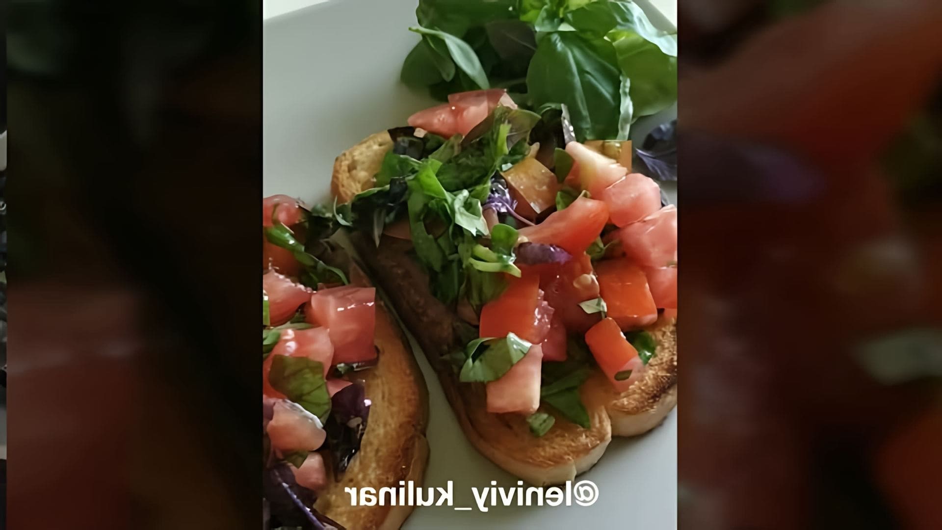 Видео: Брускетта с томатами и базиликом! Очень вкусно! 