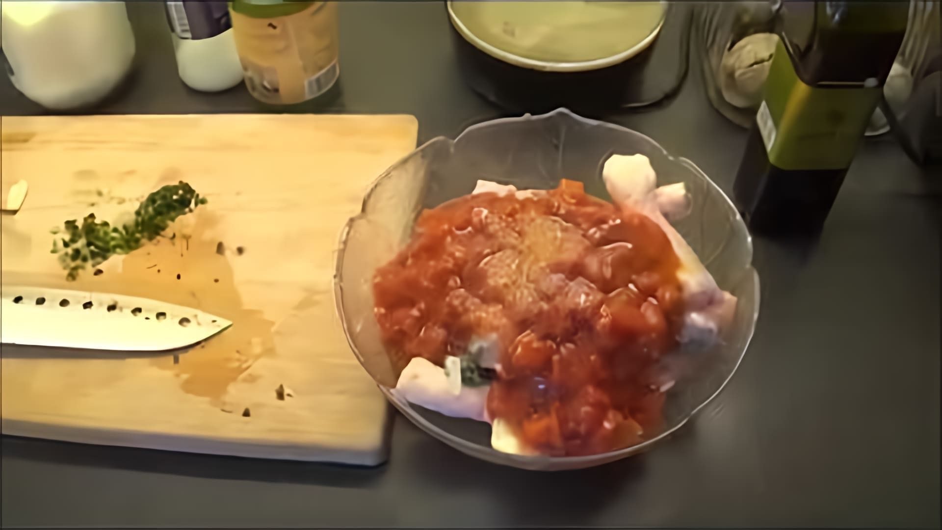 В этом видео автор предлагает рецепт приготовления куриных ножек в томатном соусе с базиликом и чесноком