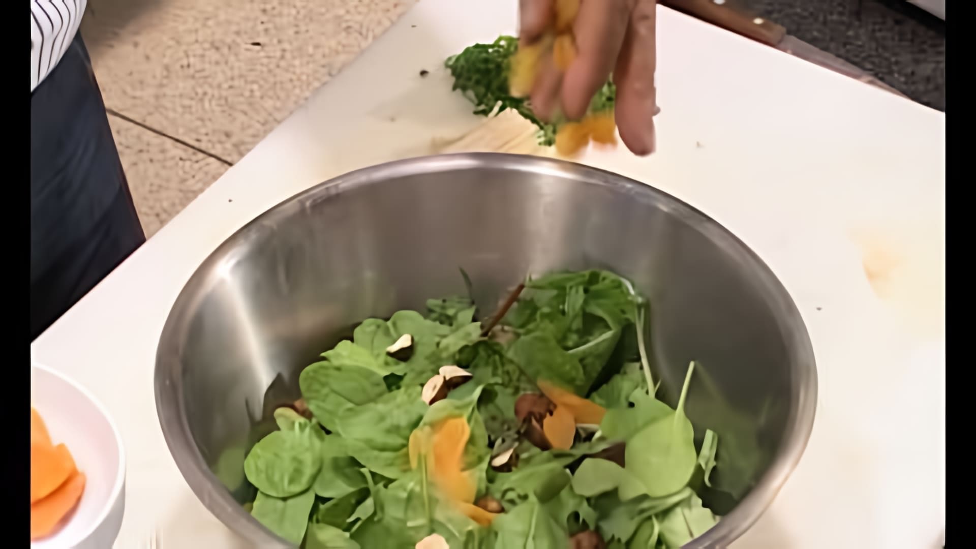 В этом видео-ролике будет представлен рецепт приготовления микс-салата с перепелками от Азбуки Вкуса