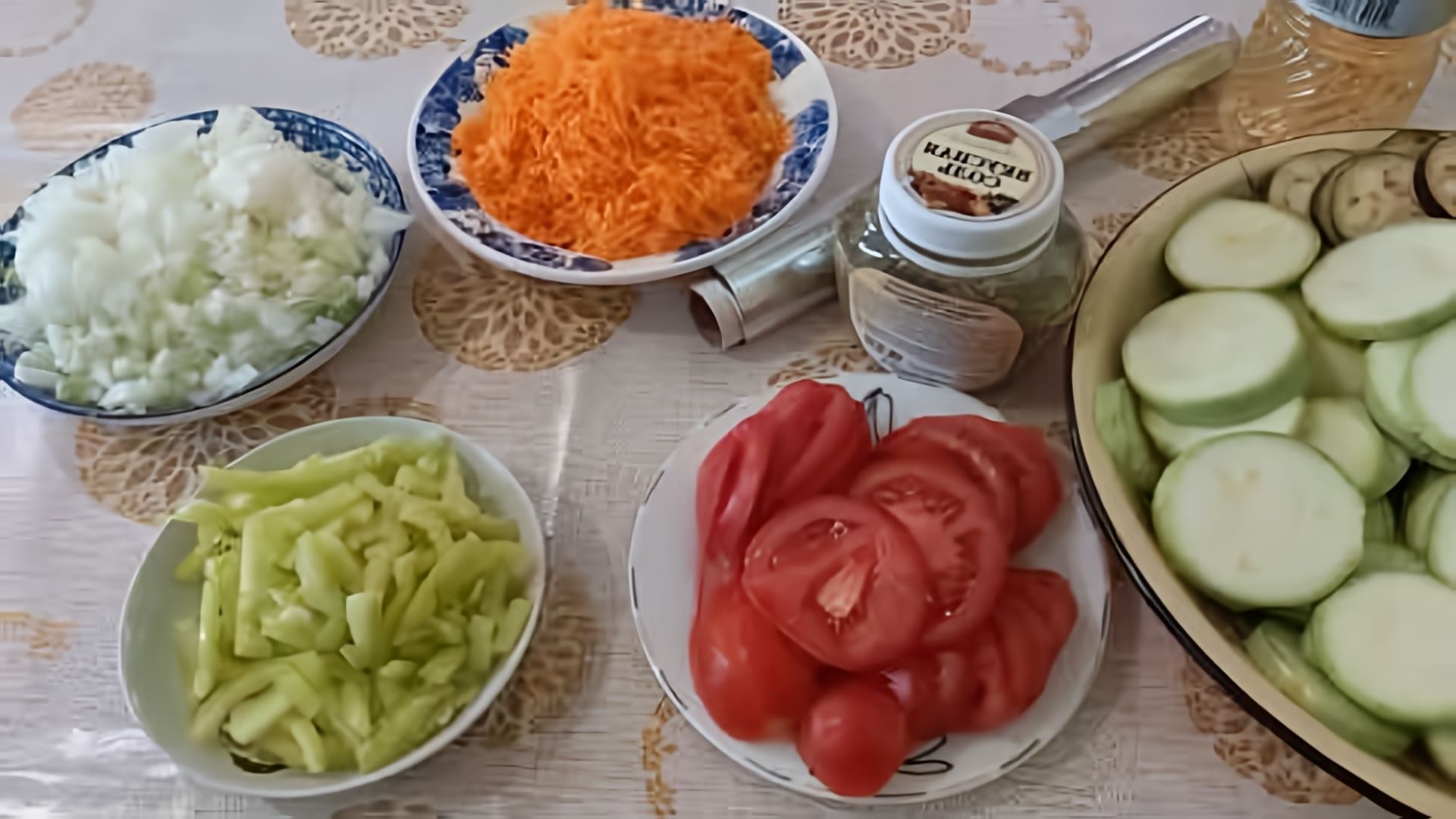 В этом видео демонстрируется процесс приготовления рататуя - блюда из овощей, которое можно консервировать на зиму или готовить на ужин