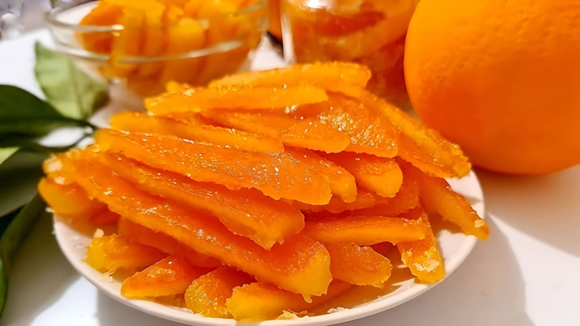 В этом видео-ролике будет представлен быстрый и простой рецепт приготовления апельсиновых цукатов, которые станут отличным украшением новогоднего стола