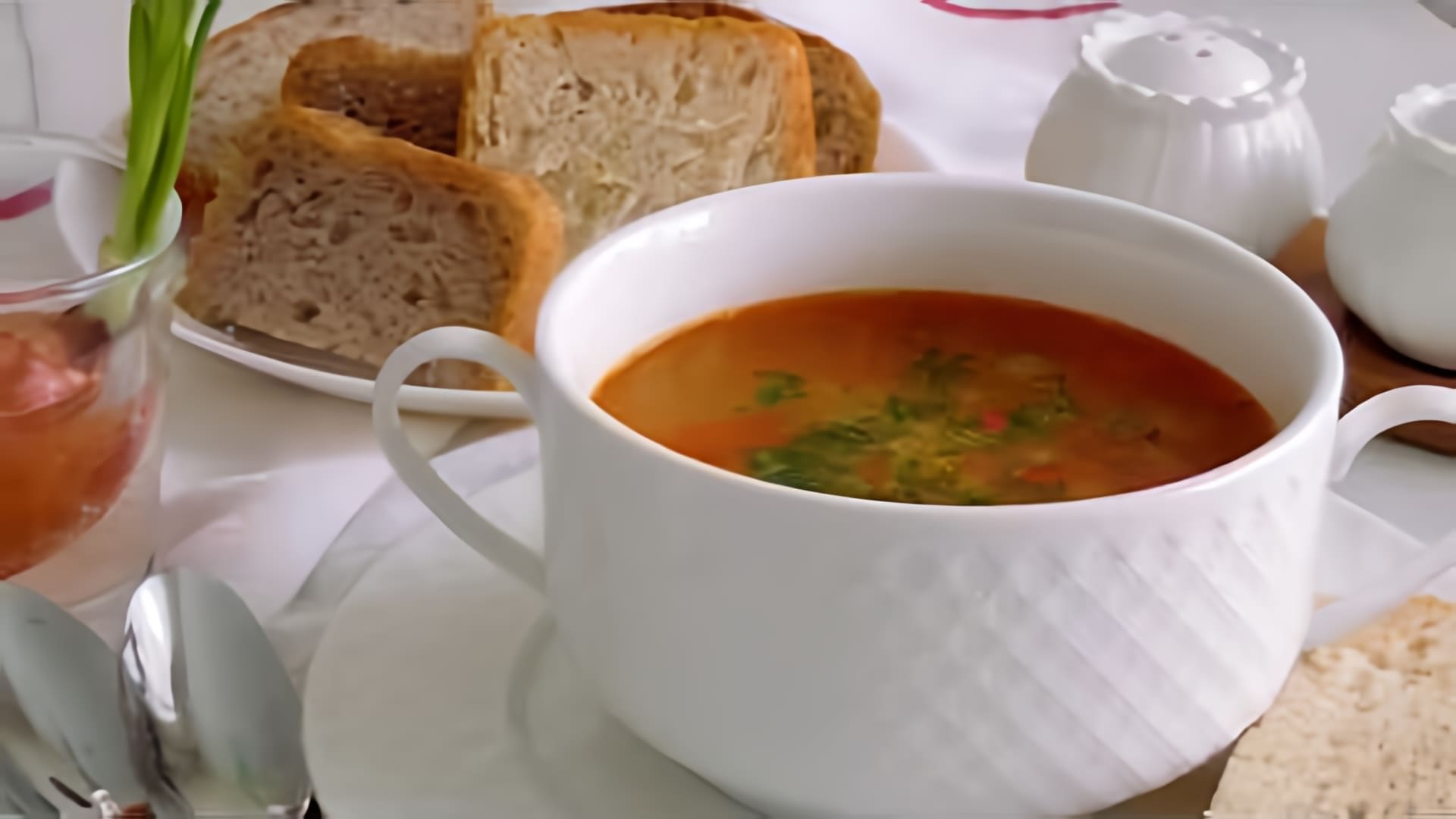 В этом видео демонстрируется процесс приготовления вкусного и питательного супа из красной чечевицы