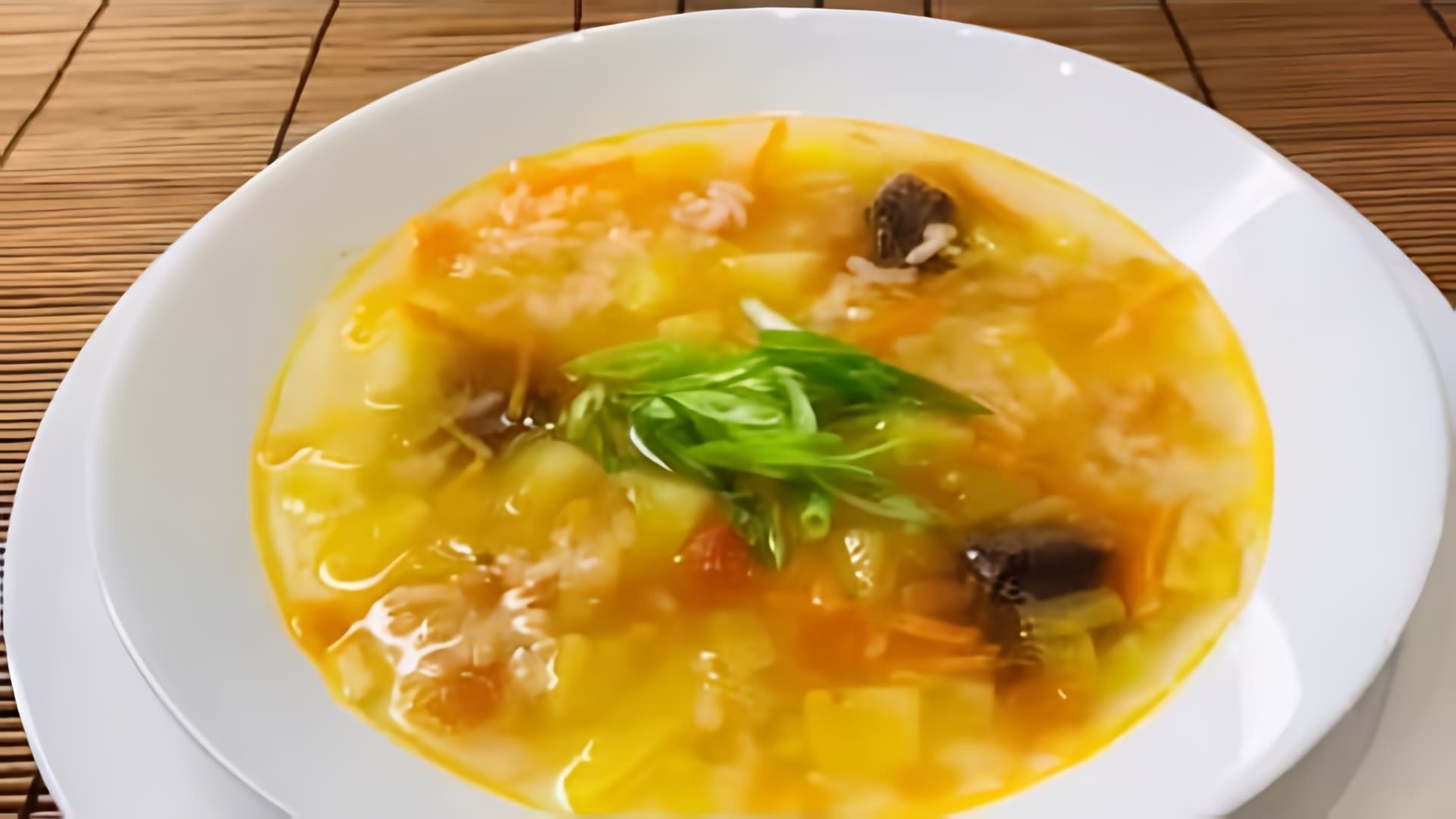 В этом видео Ольга показывает, как приготовить рисовый суп на говяжьем бульоне