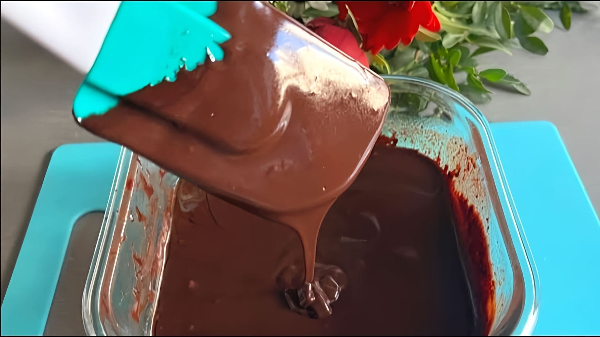 Видео как приготовить шоколадный глазурь или исинг из трех ингредиентов - шоколада, молока и масла