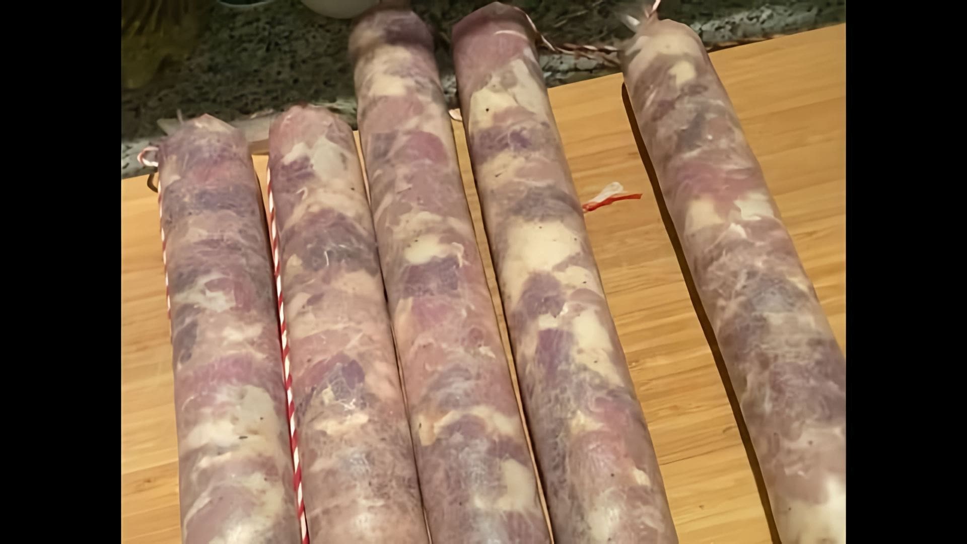 В этом видео-ролике вы увидите, как приготовить вкусную и ароматную сыровяленую колбасу в домашних условиях