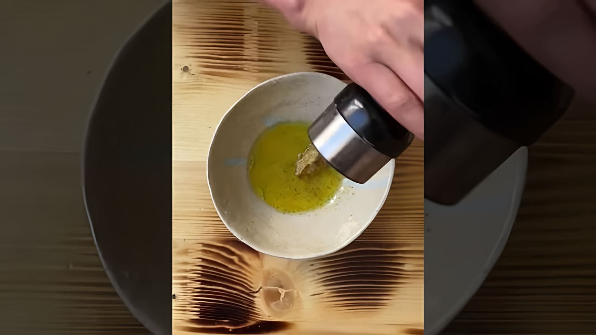 В этом видео демонстрируется процесс приготовления салата "Нисуаз"