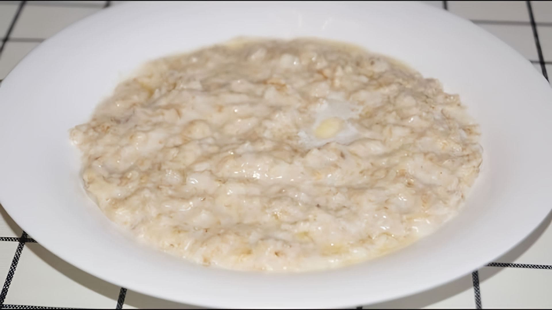 В этом видео демонстрируется приготовление полезного и вкусного завтрака - овсяной каши на молоке