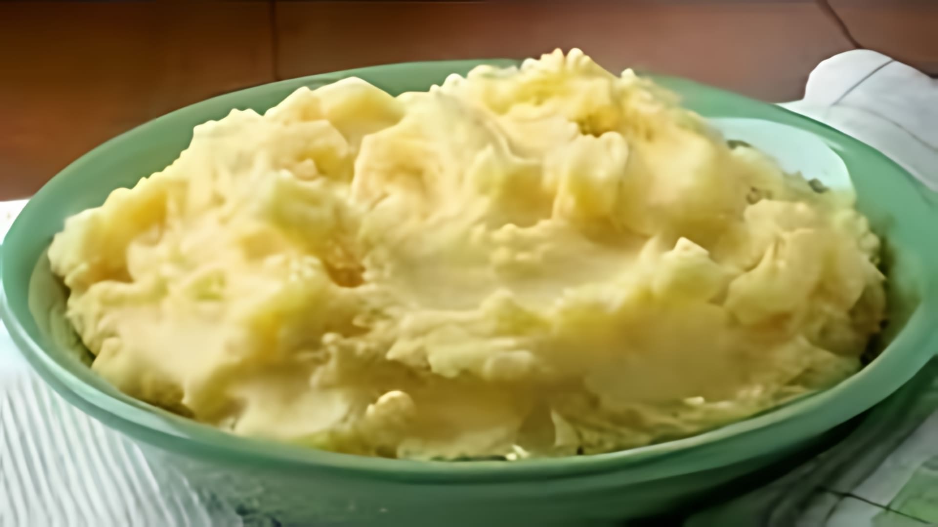 Как готовить картофельное пюре с молоком. Рецепт: Отварить картофель в воде. Воду слить, но не до конца, чтобы на дне... 