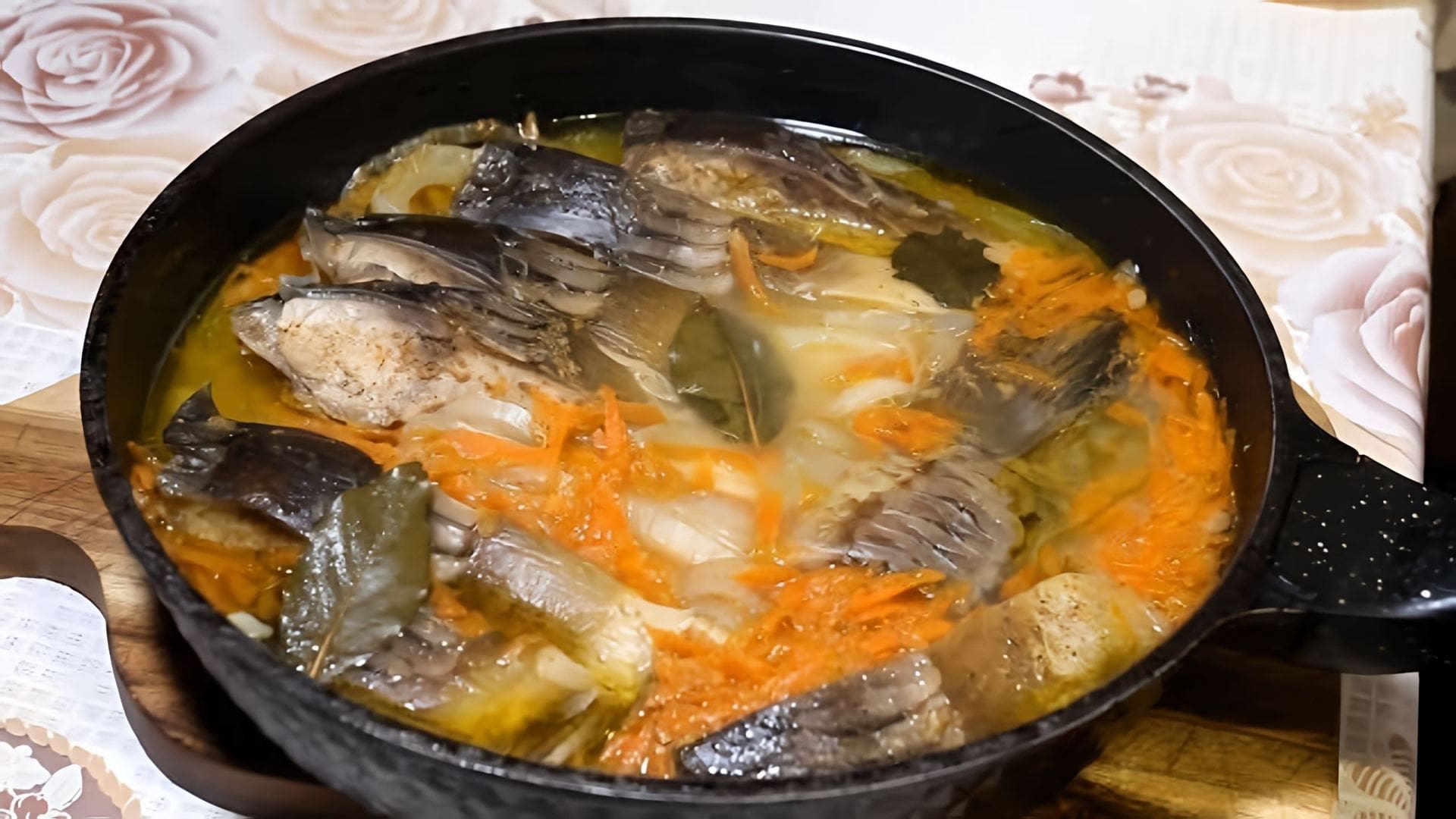 Тушеный карп на сковороде. Тушеный карп на сковороде. Карп в духовке фото. Карп тушеный без овощей. Карп тушеный с овощами на сковороде.