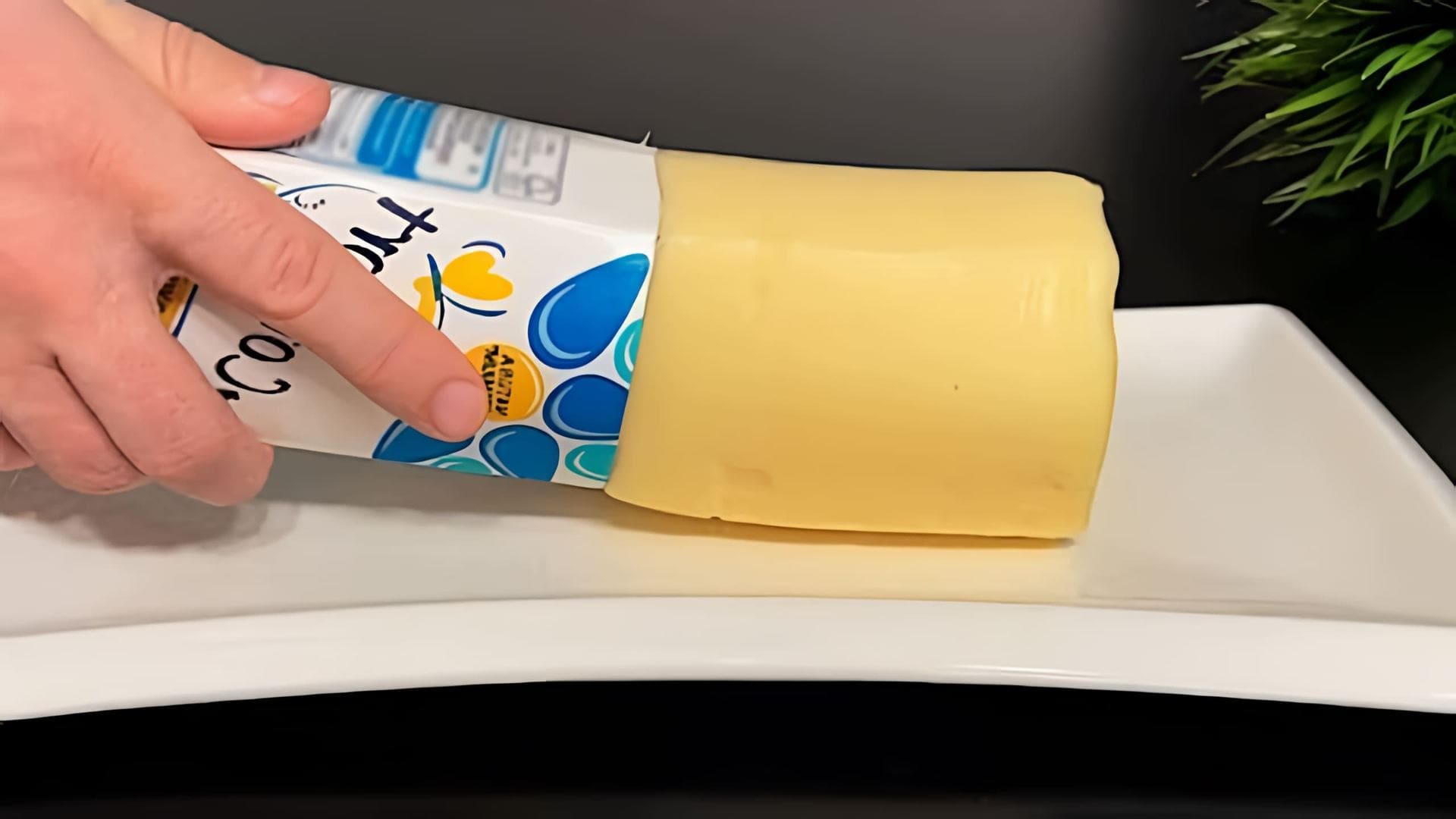 В этом видео-ролике рассказывается о необычном способе приготовления сыра чеддер из 1 литра молока