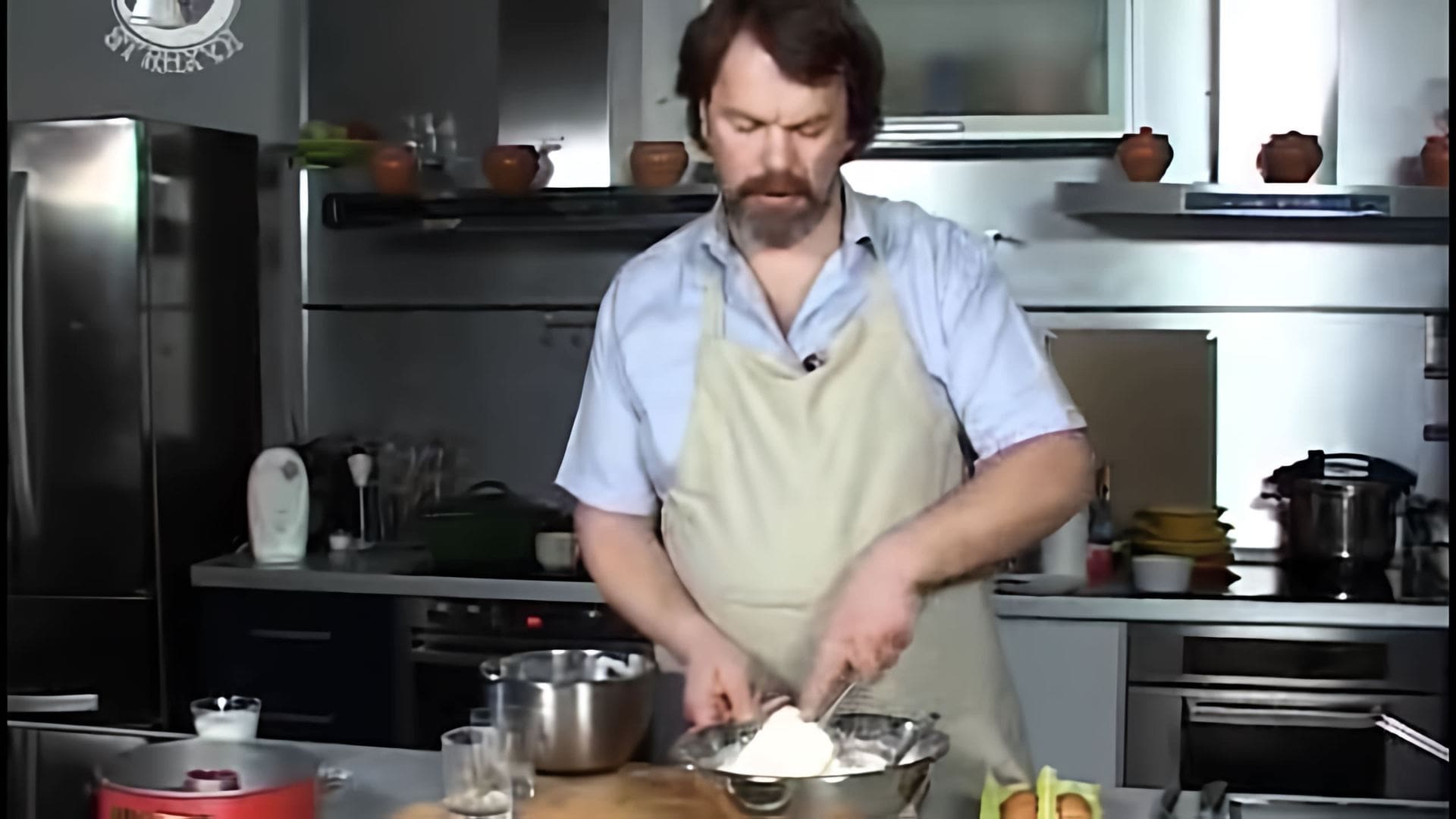 В этом видео Андрей Бугайский, ведущий программы "Мужская еда", показывает, как приготовить шарлотку