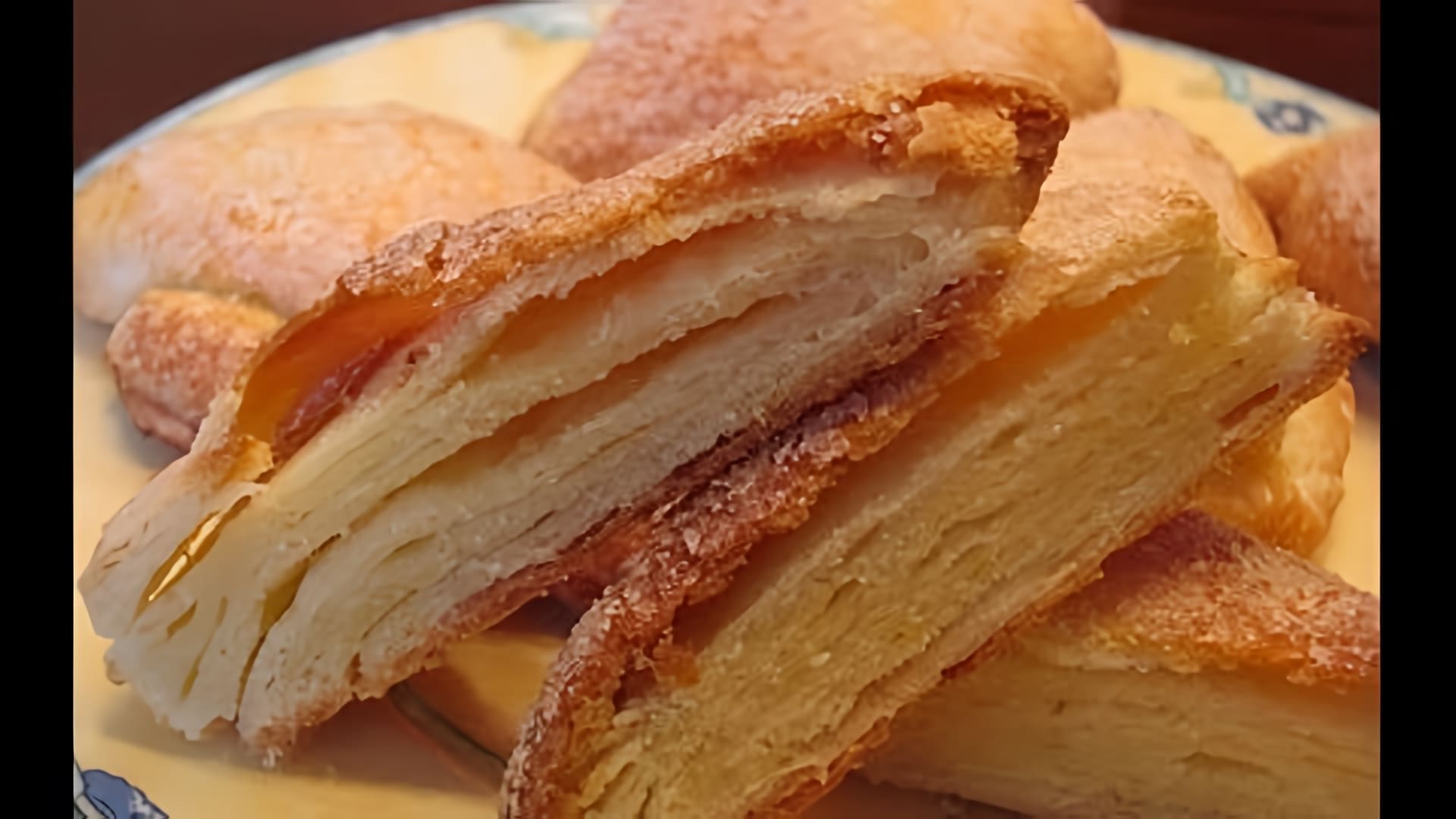В этом видео демонстрируется рецепт приготовления творожного печенья "Гусиные лапки"