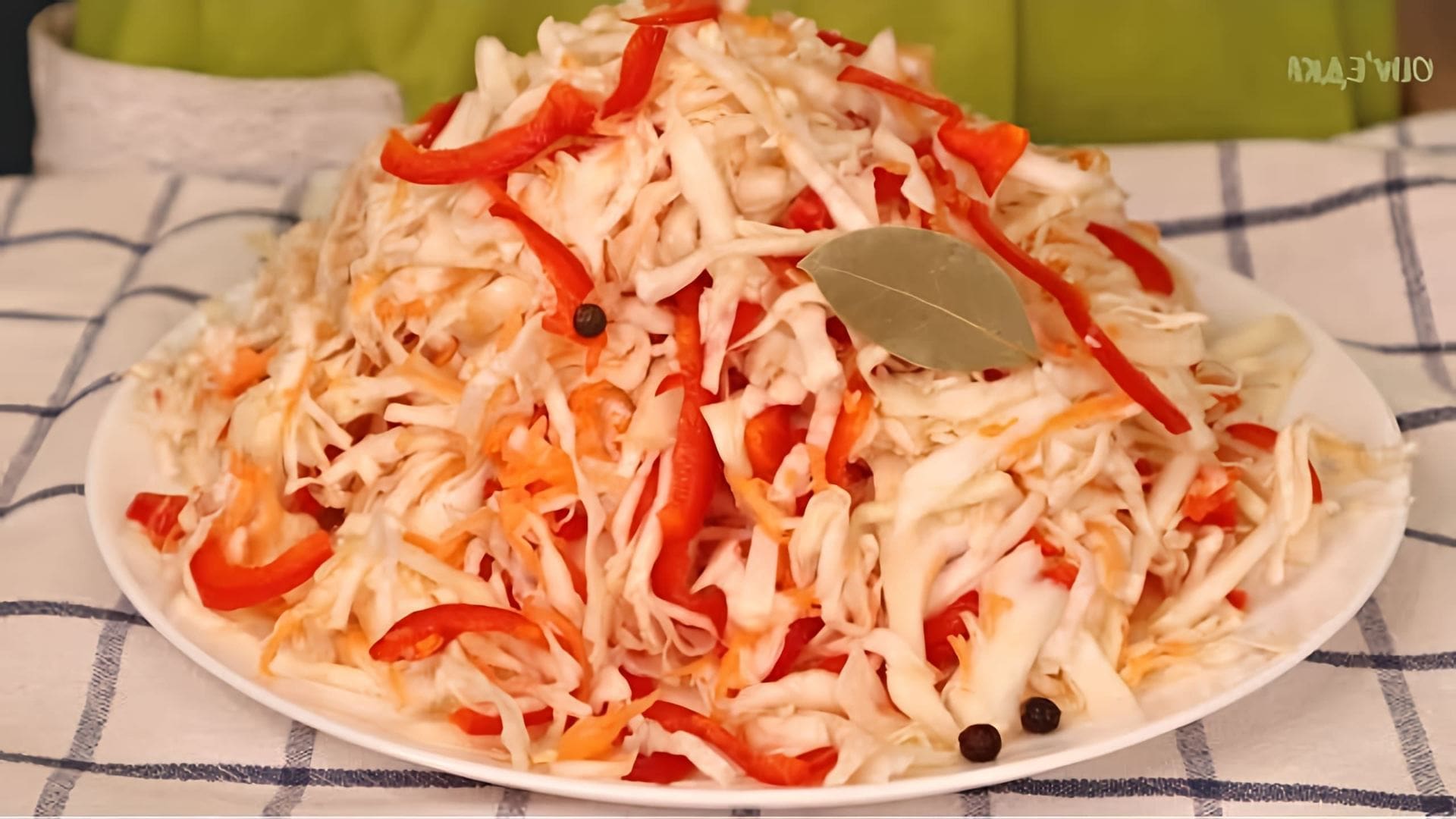 Видео рецепт маринованной капусты, который быстр и легко приготовить