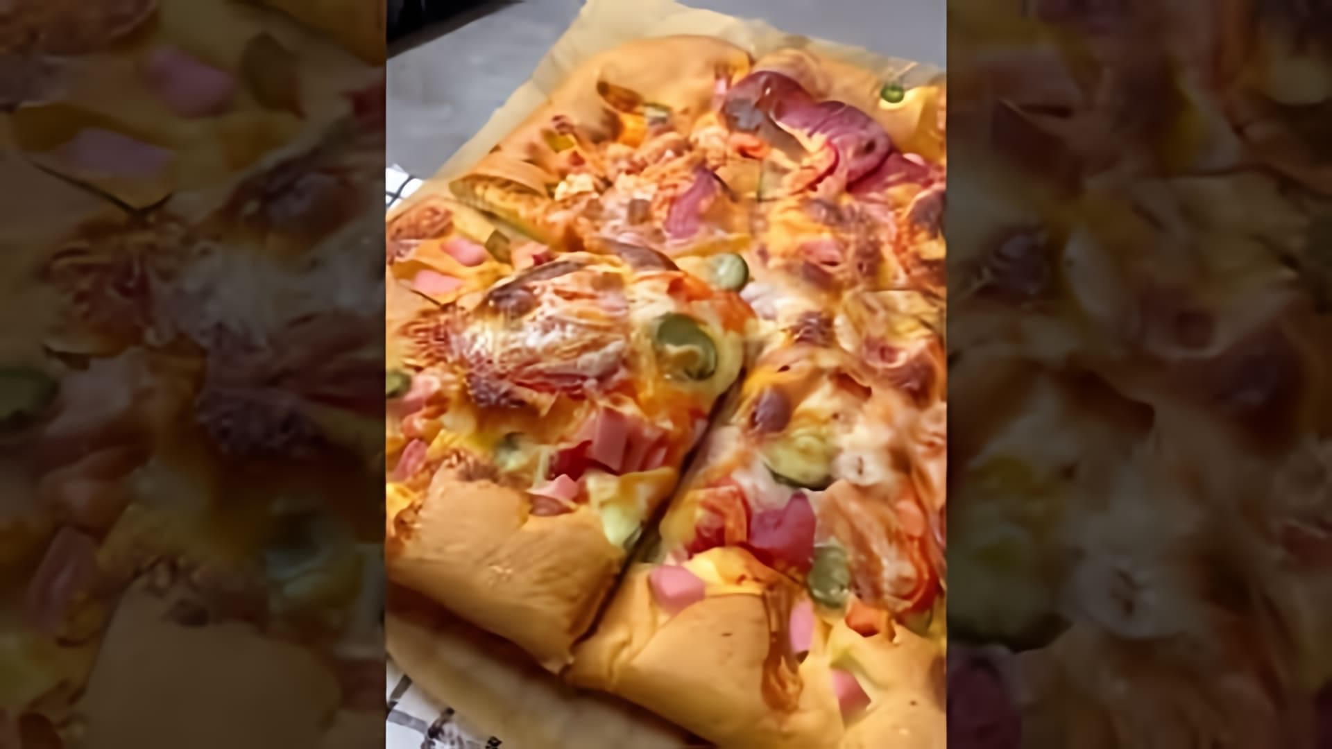 В этом видео рассказывается о рецепте быстрой пиццы, который можно приготовить всего за пять минут
