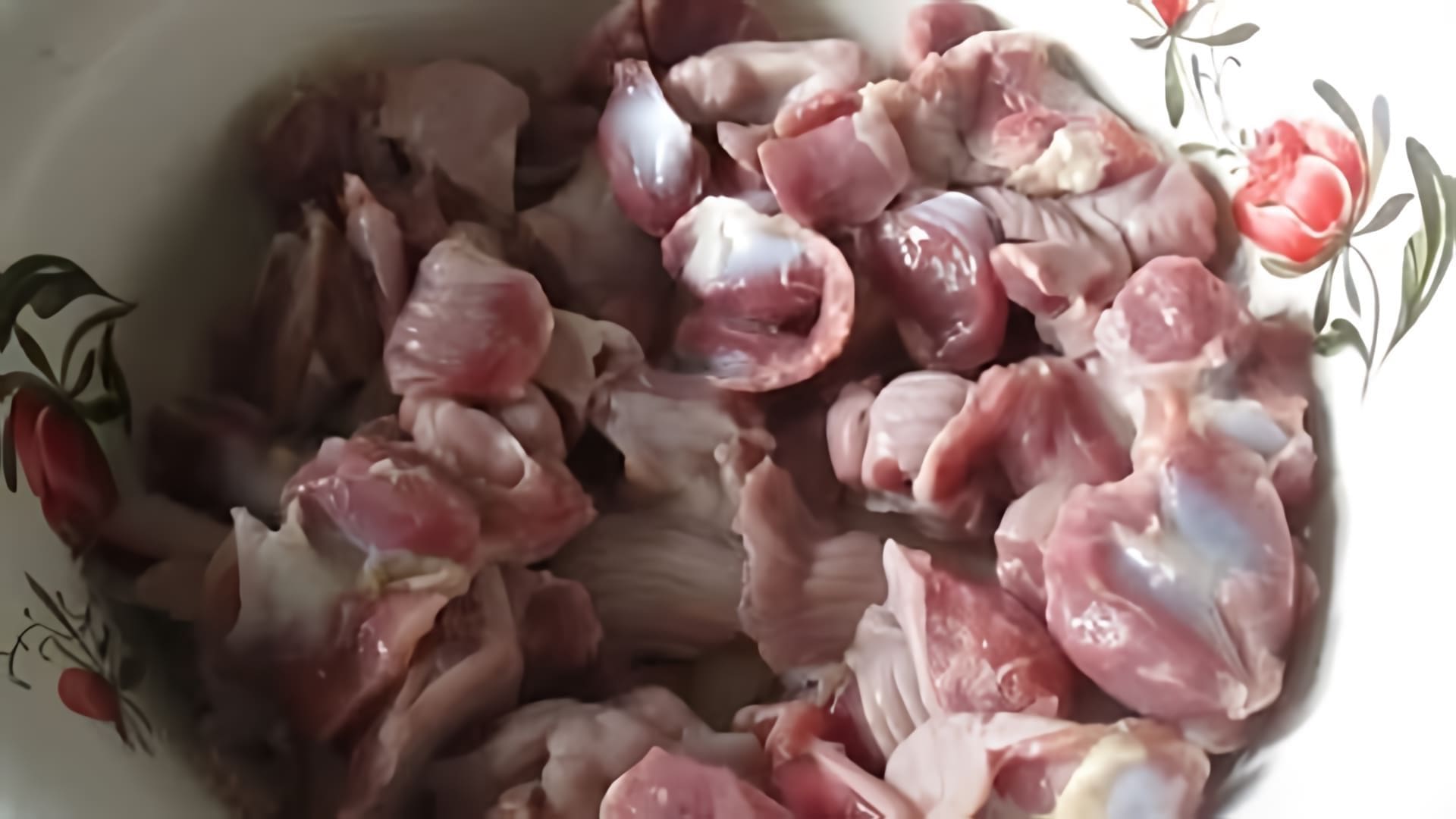 В данном видеоролике рассказывается о том, как правильно готовить куриные желудки, чтобы они получились вкусными
