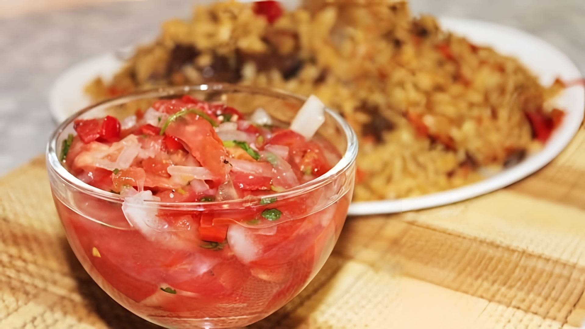 В этом видео демонстрируется процесс приготовления узбекского салата "Ачичук" из помидоров