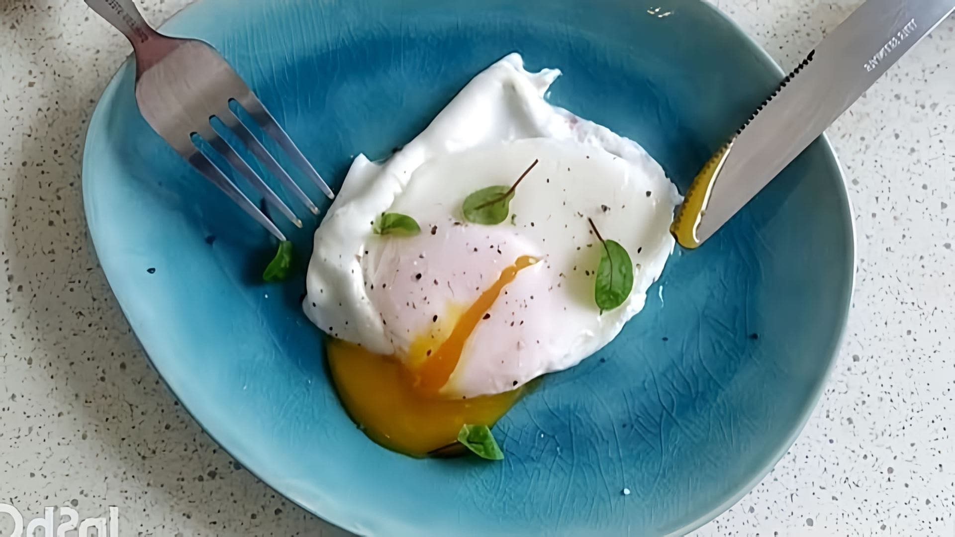 Яйцо пашот - это очень вкусное блюдо, которое можно приготовить на сковороде