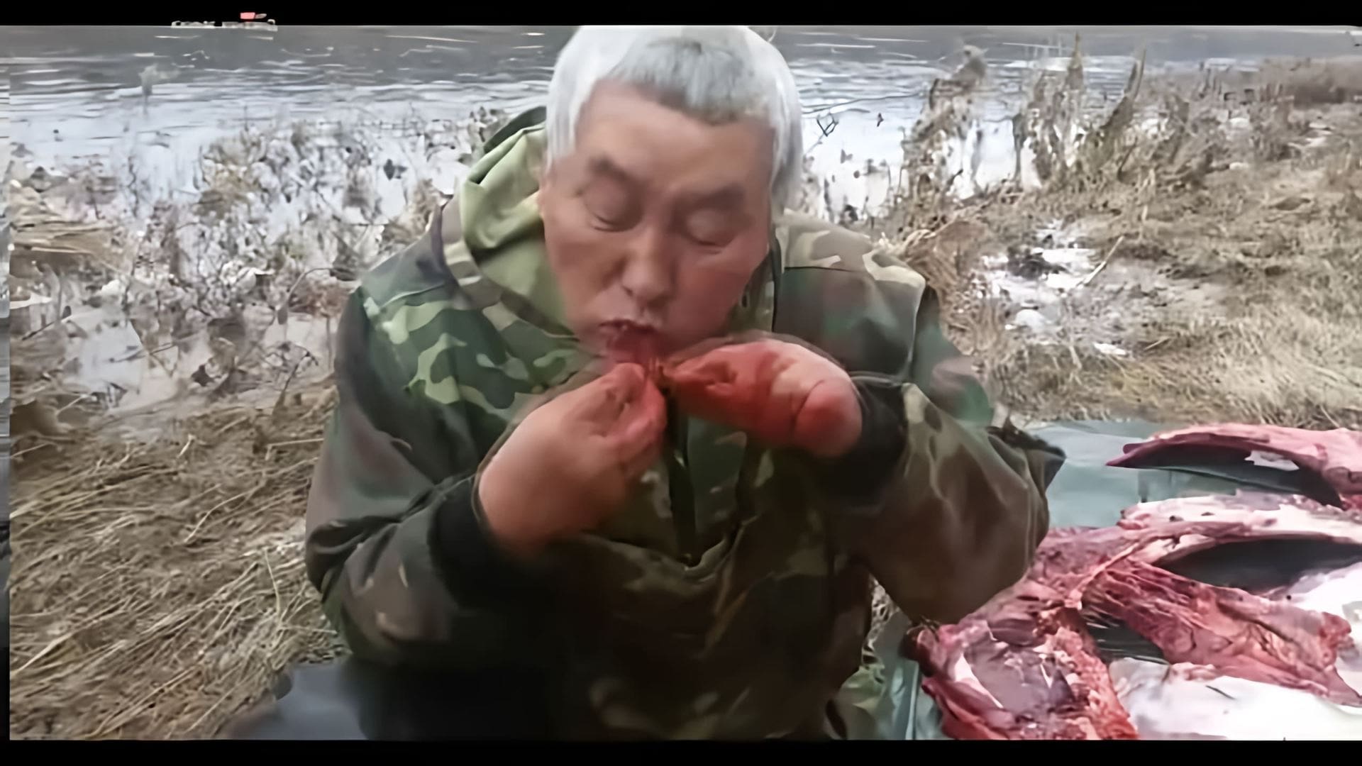 В этом видео демонстрируется процесс разделки мяса лося