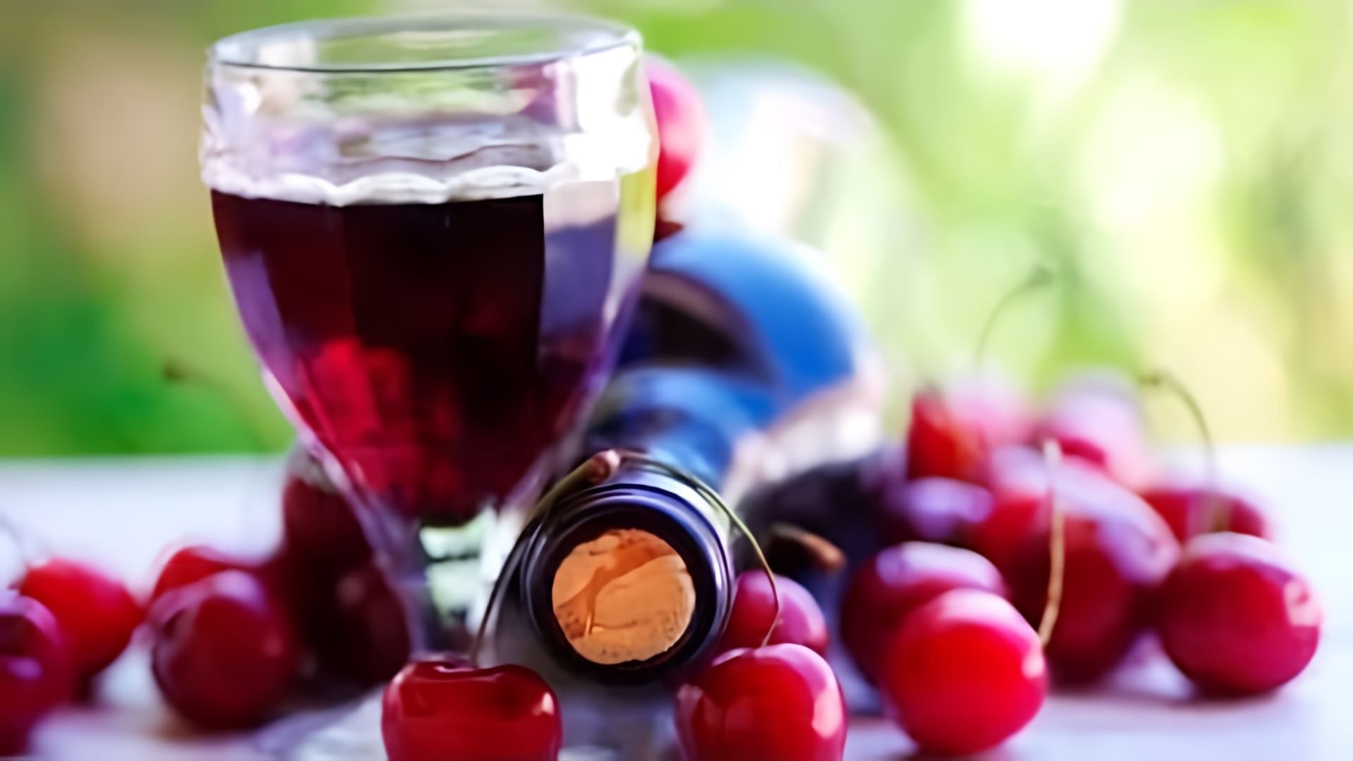 В данном видео рассказывается о том, как приготовить домашнее вино из вишни