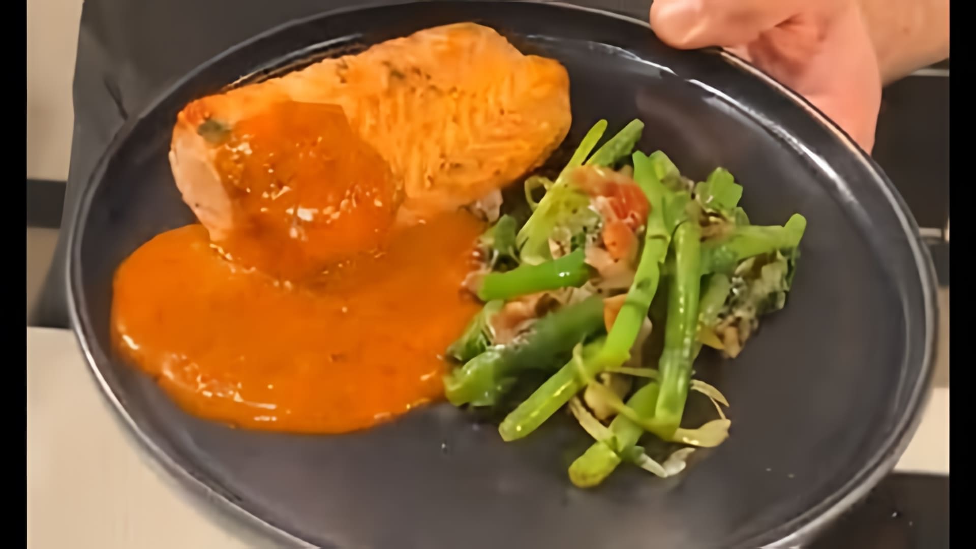 В этом видео шеф-повар Стаценко готовит морскую форель с соусом мисо облепиха и зеленую фасоль с орехами