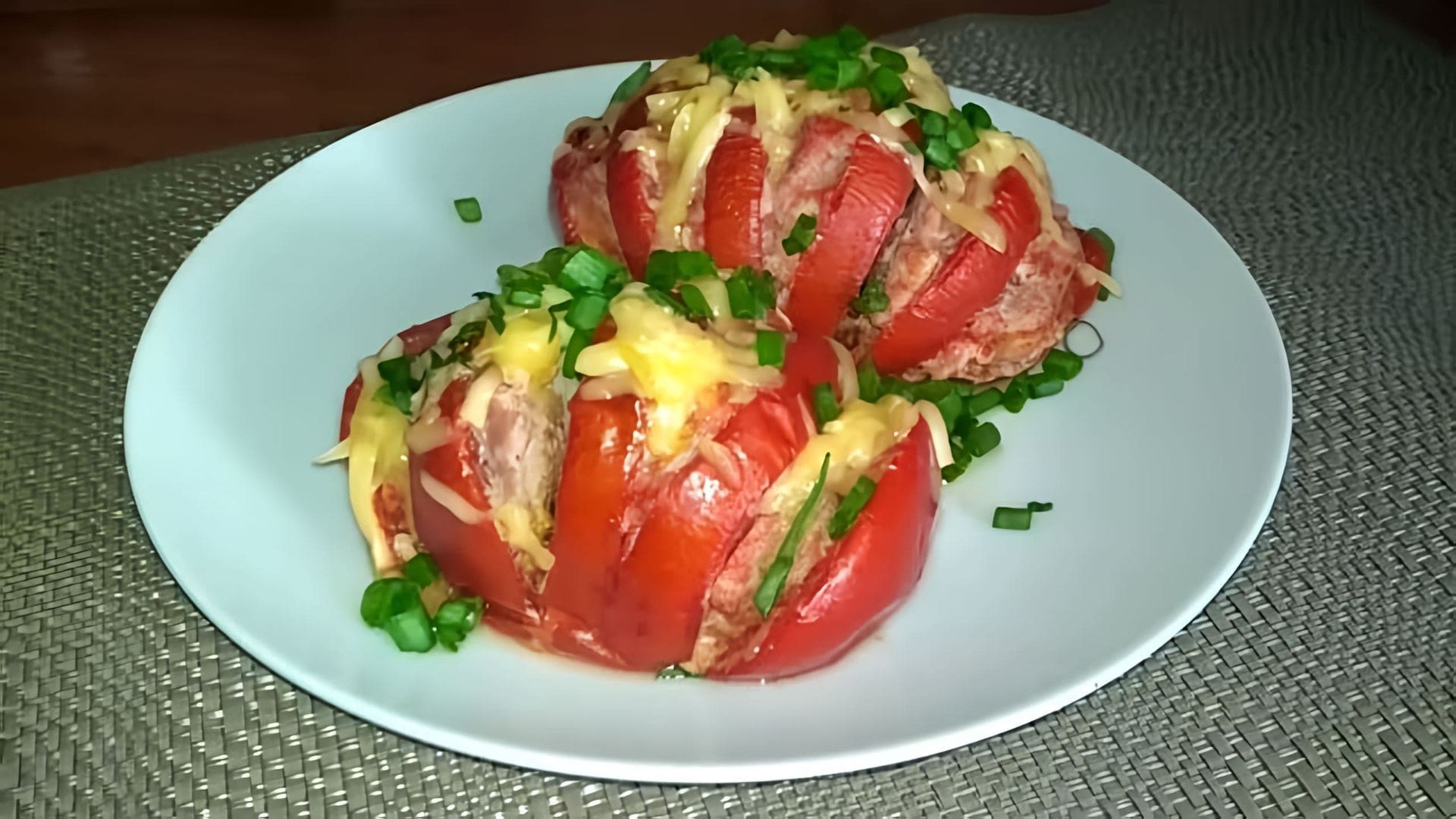 В этом видео демонстрируется рецепт приготовления фаршированных помидоров с мясом