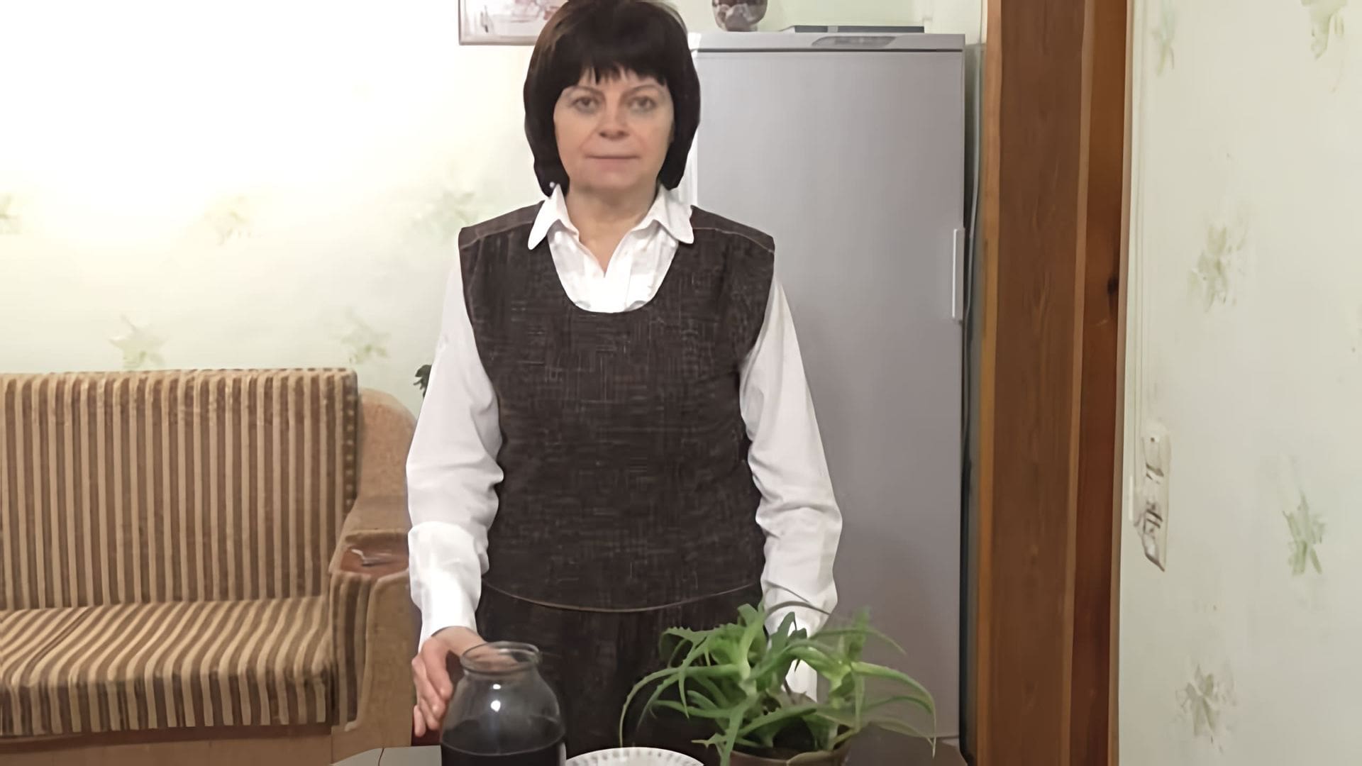 В этом видео рассказывается о рецепте общеукрепляющего средства, состоящего из алоэ, меда и кагора